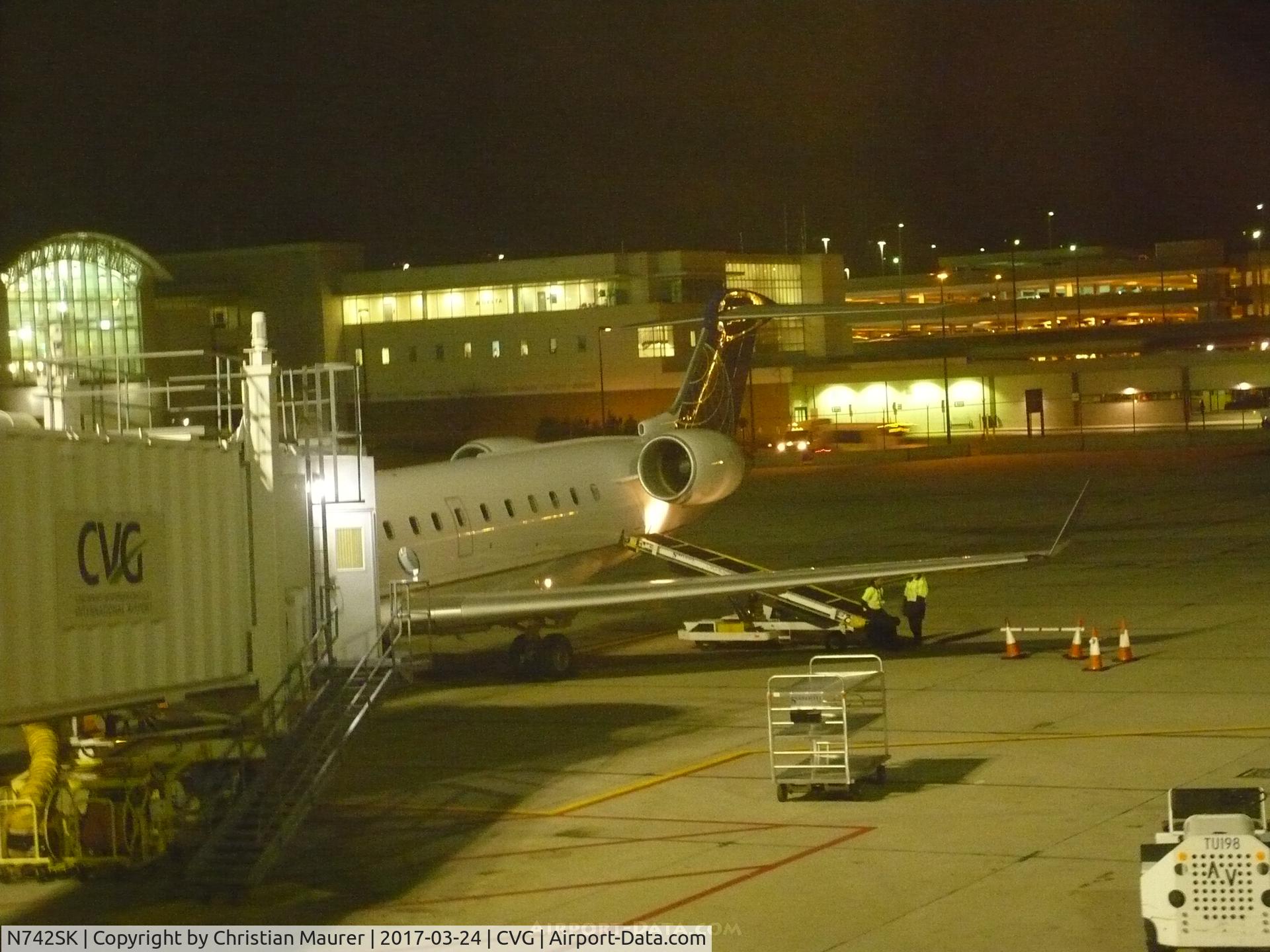 N742SK, 2005 Bombardier CRJ-701 (CL-600-2C10) Regional Jet C/N 10197, CRJ-700 loading up for Chicago