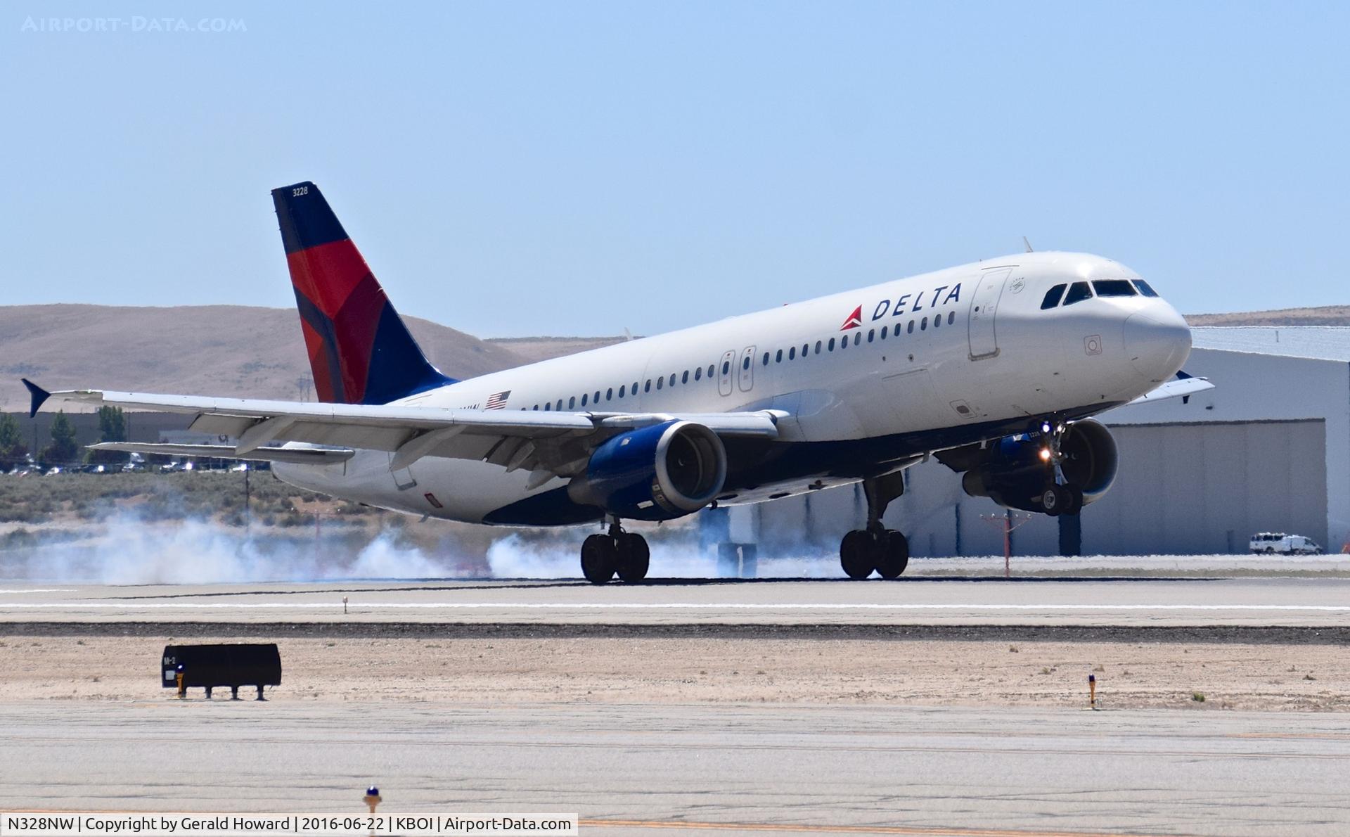N328NW, 1992 Airbus A320-211 C/N 298, Landing RWY 28R.