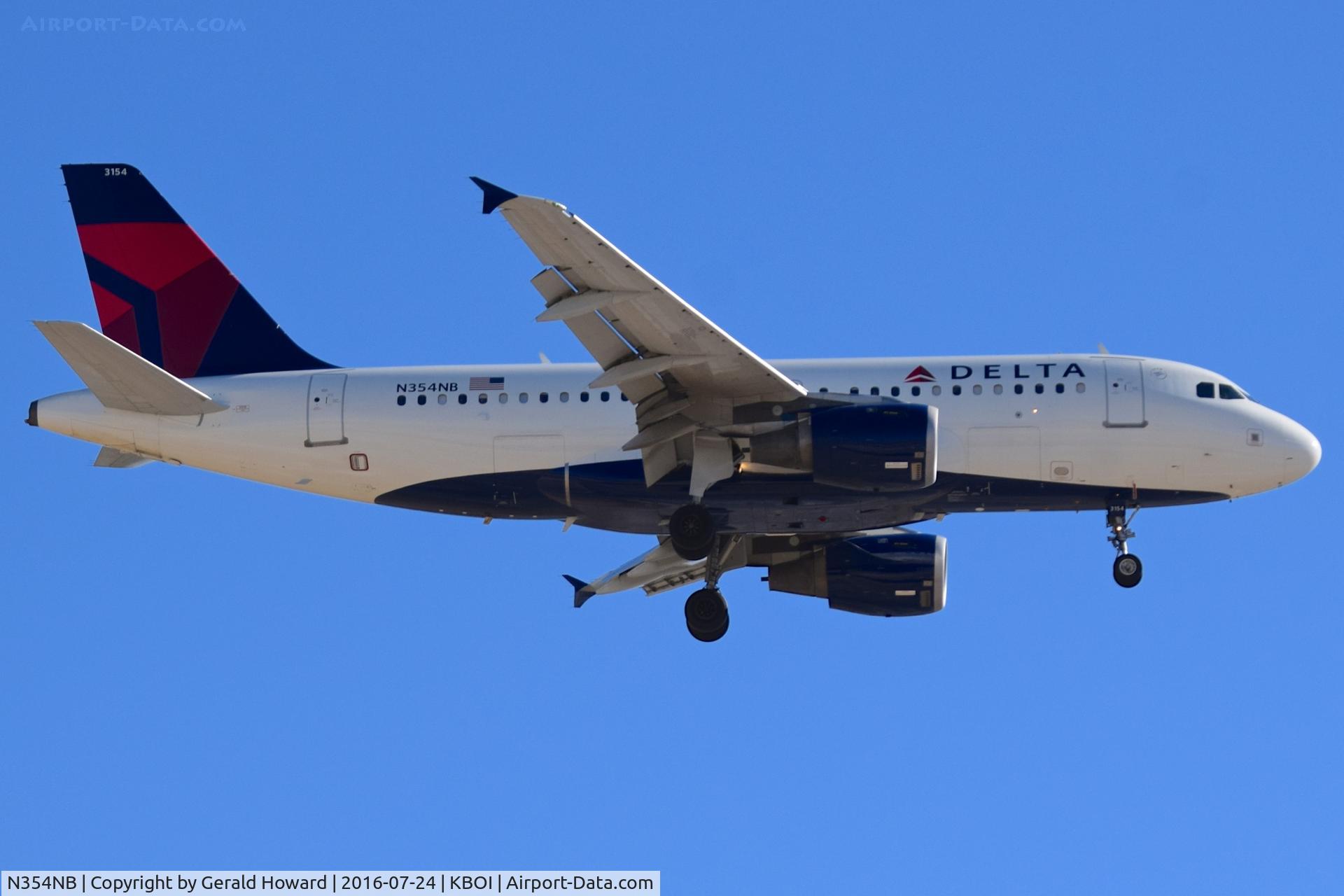 N354NB, 2002 Airbus A319-114 C/N 1833, Landing RWY 10L.