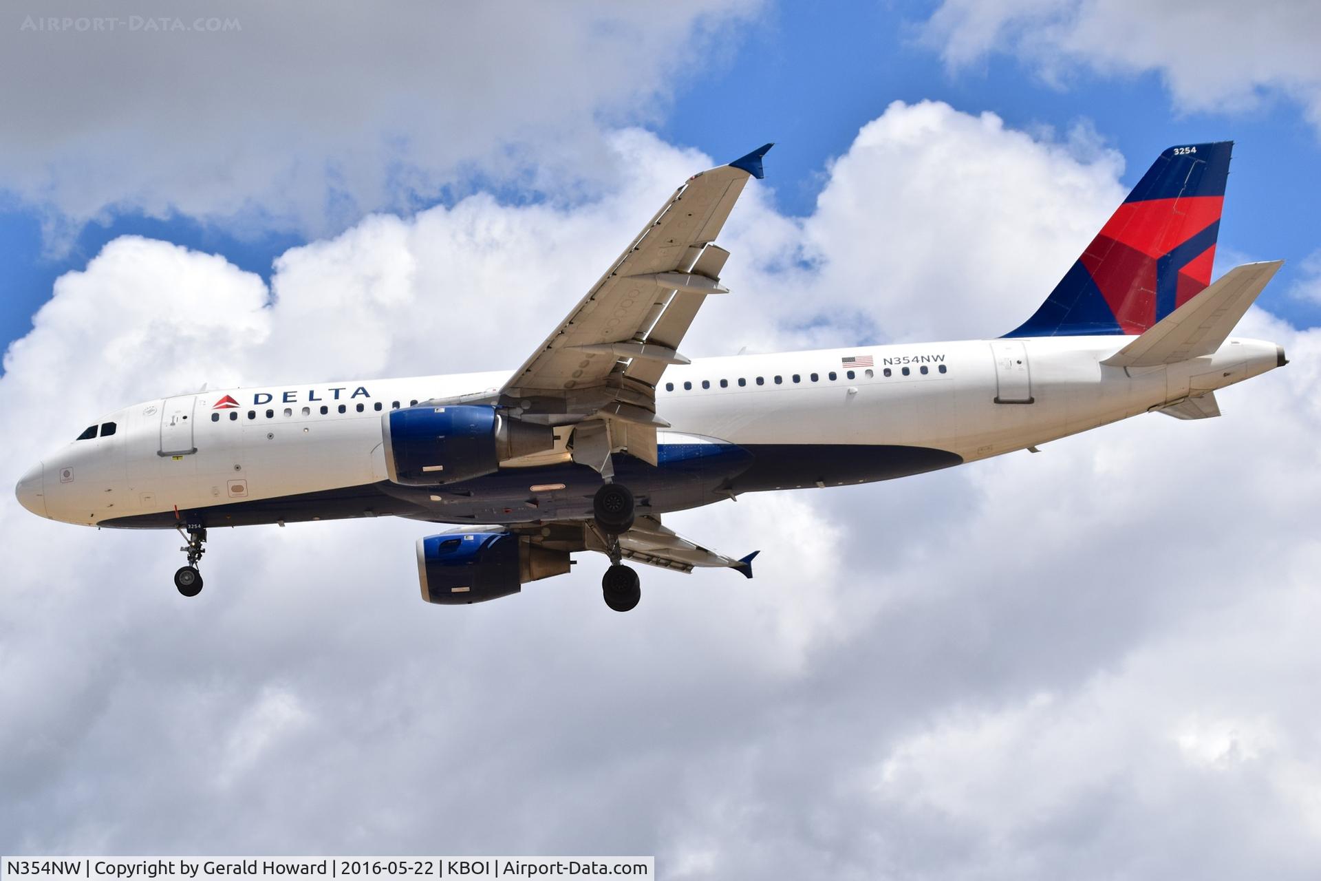 N354NW, 1998 Airbus A320-212 C/N 801, Landing RWY 28R.
