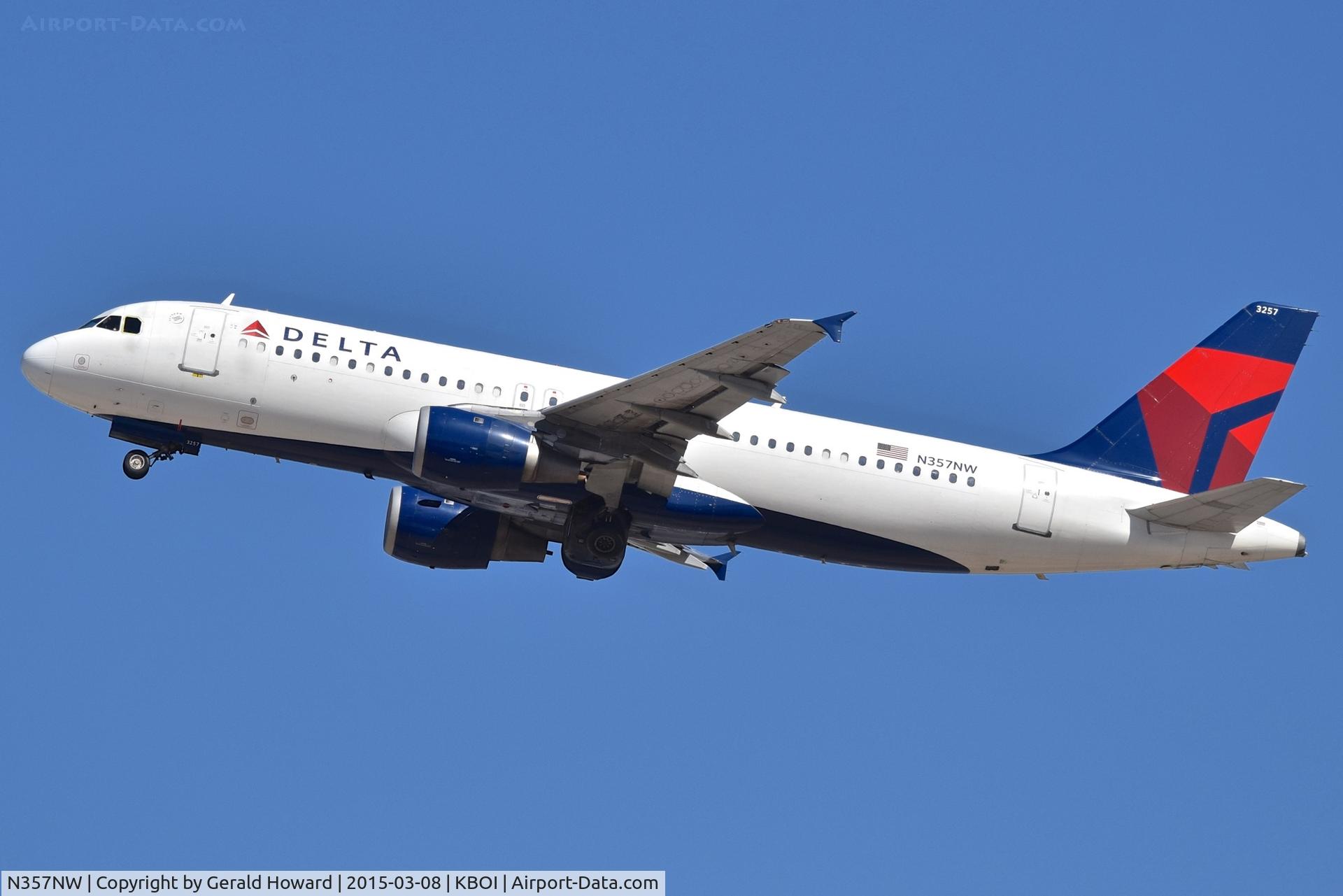 N357NW, 1998 Airbus A320-212 C/N 830, Departing RWY 28R.