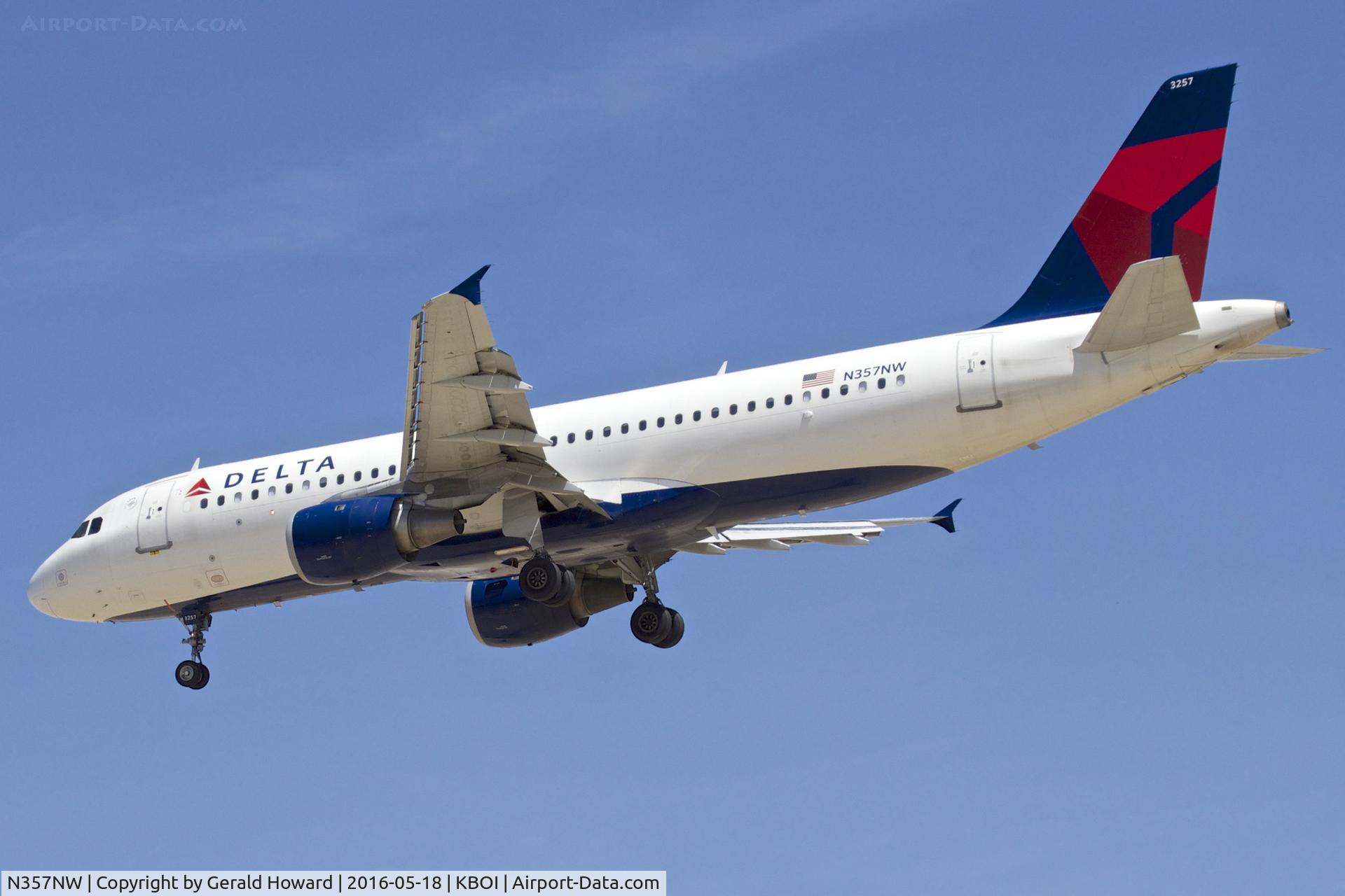 N357NW, 1998 Airbus A320-212 C/N 830, Landing RWY 28R.