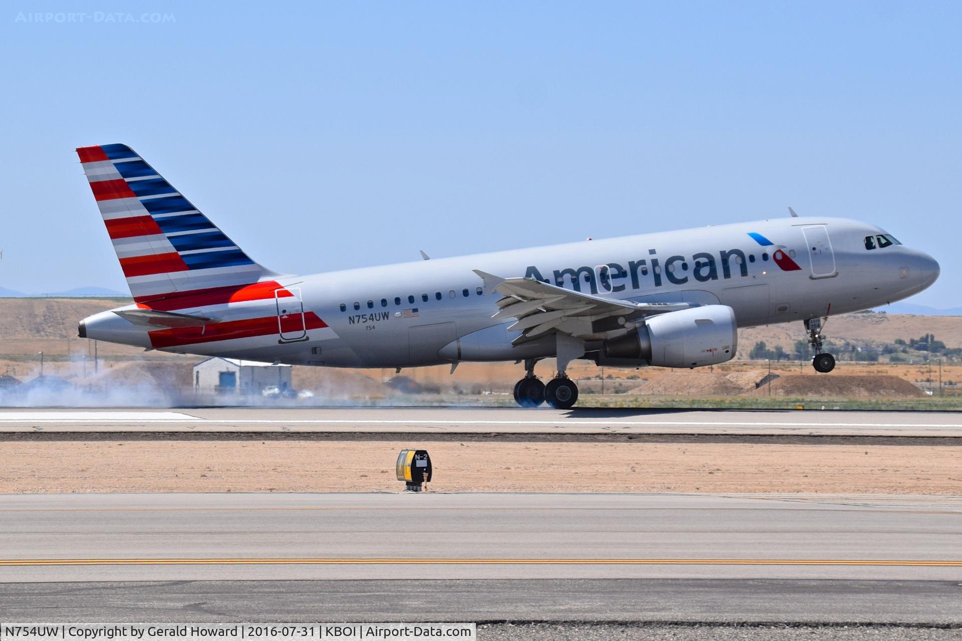 N754UW, 2000 Airbus A319-112 C/N 1328, Landing RWY 28R.