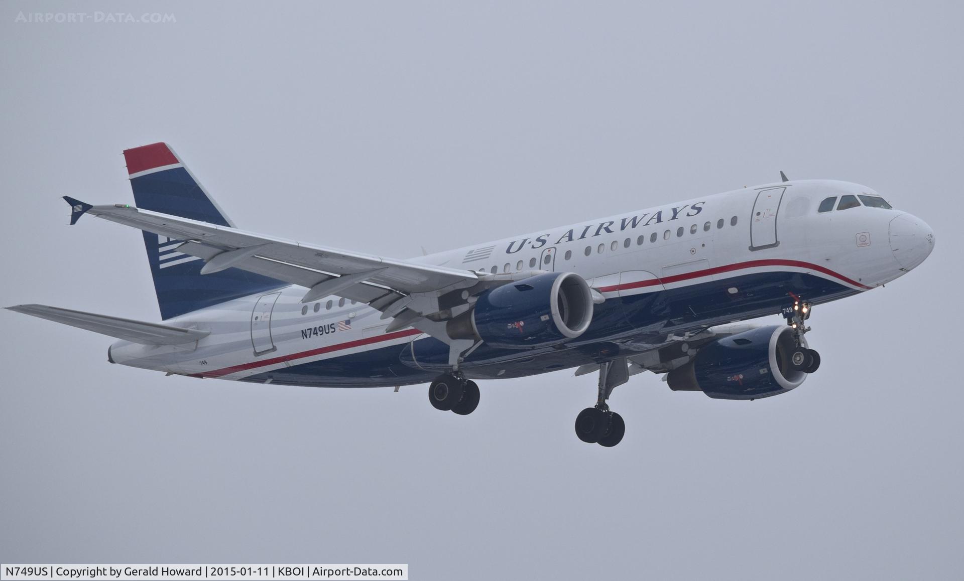 N749US, 2000 Airbus A319-112 C/N 1313, Landing approach to RWY 10L.