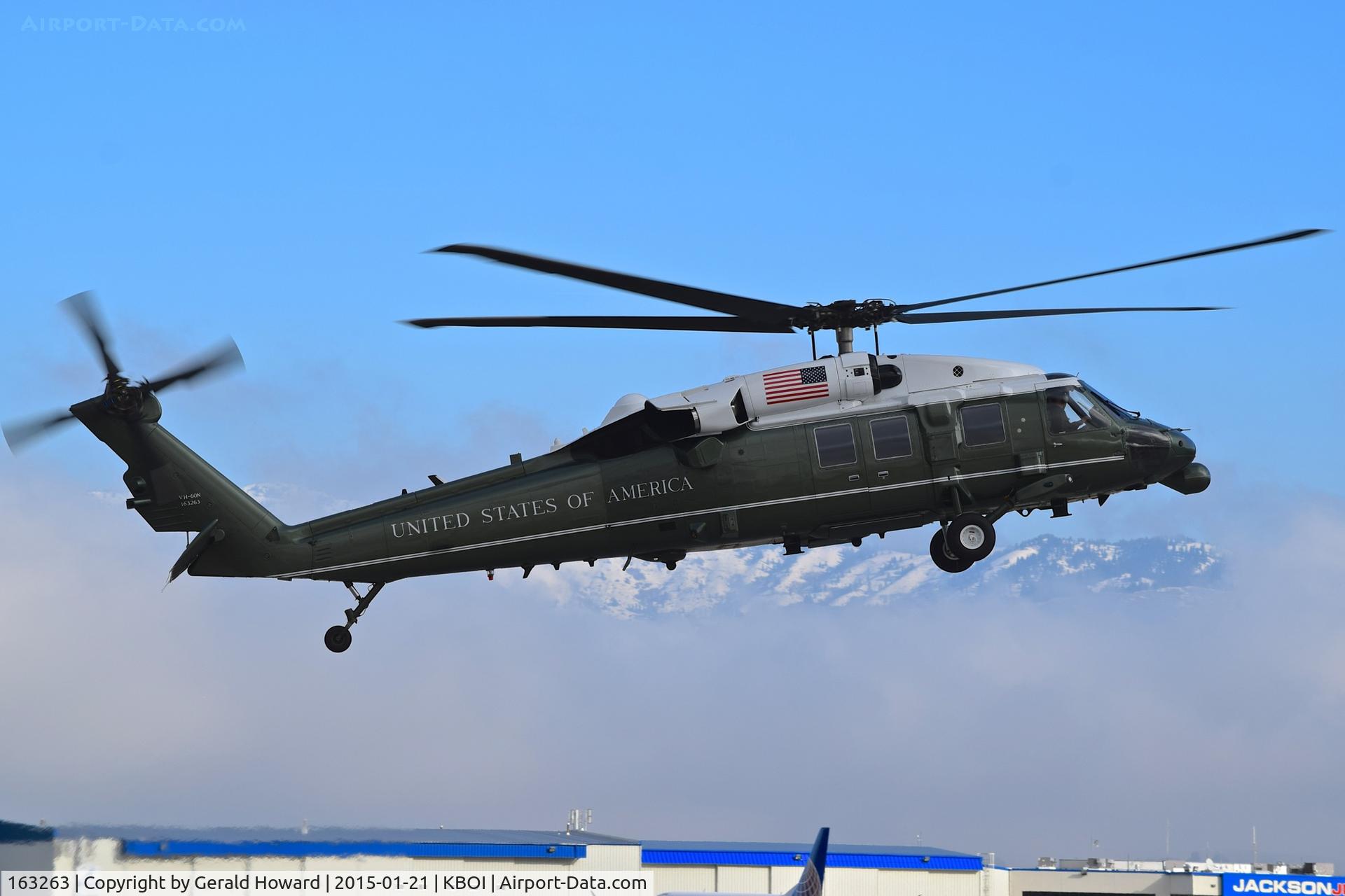 163263, 1988 Sikorsky VH-60N Whitehawk C/N 70-1181, Marine One low pass to RWY 10R.