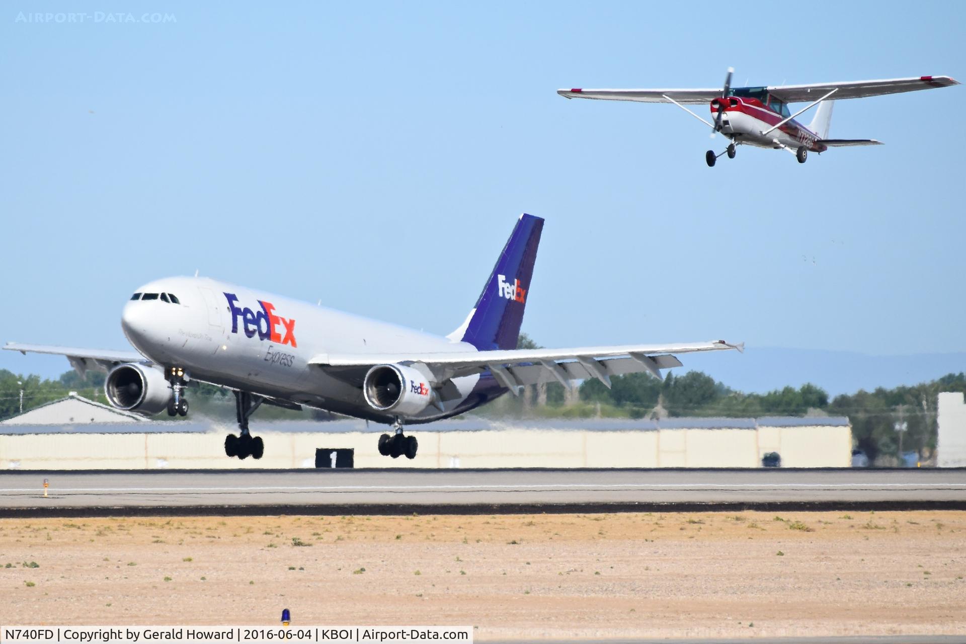 N740FD, 1990 Airbus A300B4-622R(F) C/N 559, Landing on RWY 10R while the Cessna is taking off on RWY 10L.