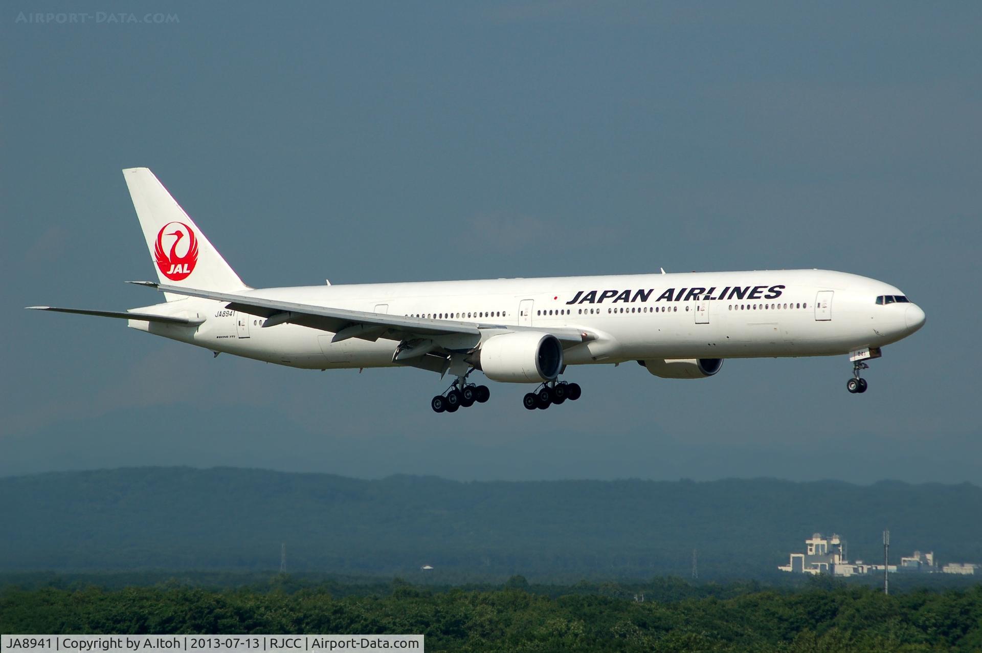 JA8941, 1998 Boeing 777-346 C/N 28393, APP RWY 19L