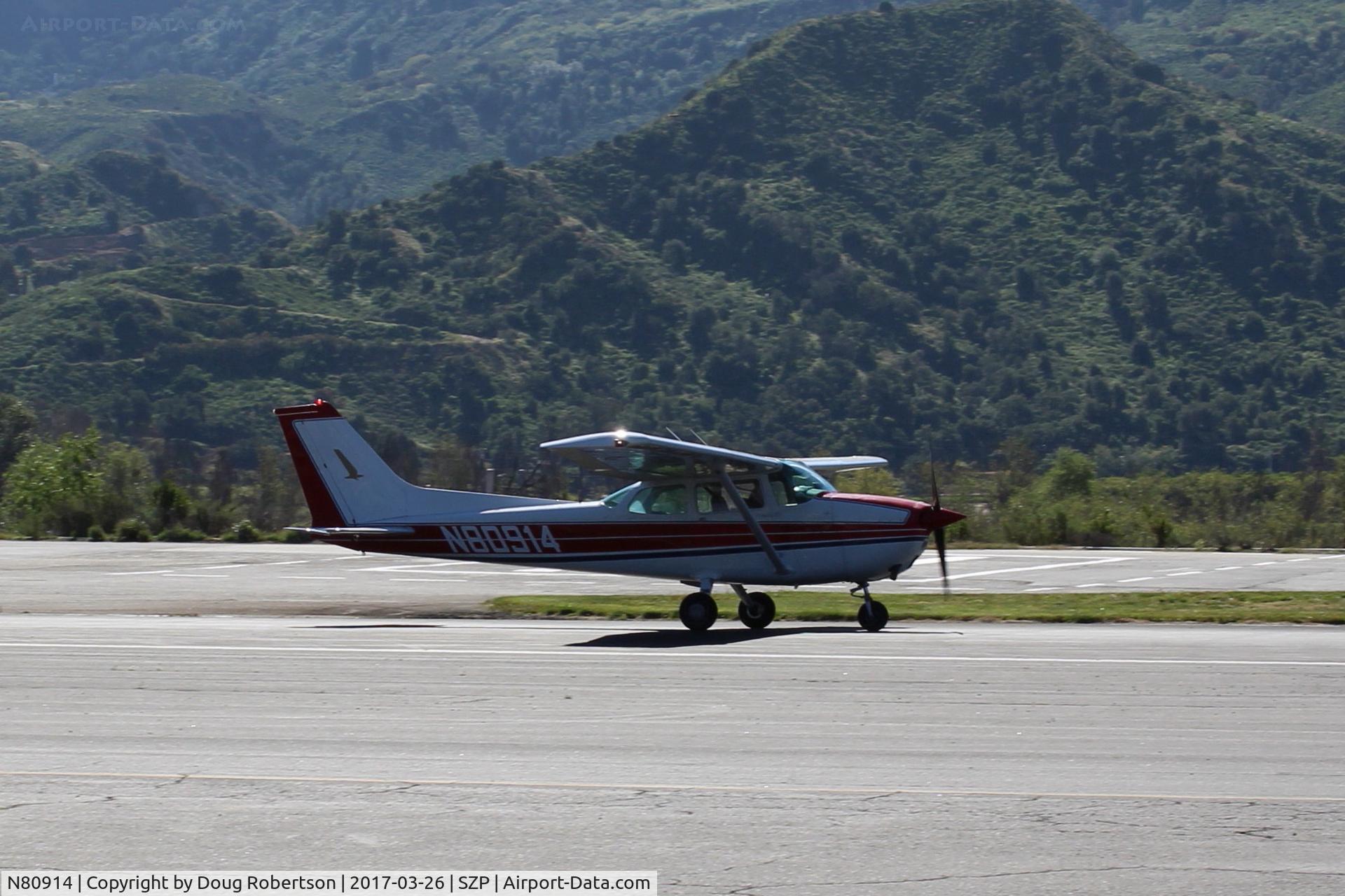 N80914, 1976 Cessna 172M C/N 17266799, 1976 Cessna 172M SKYHAWK, Lycoming O-320-E2D 150 Hp, landing roll Rwy 22