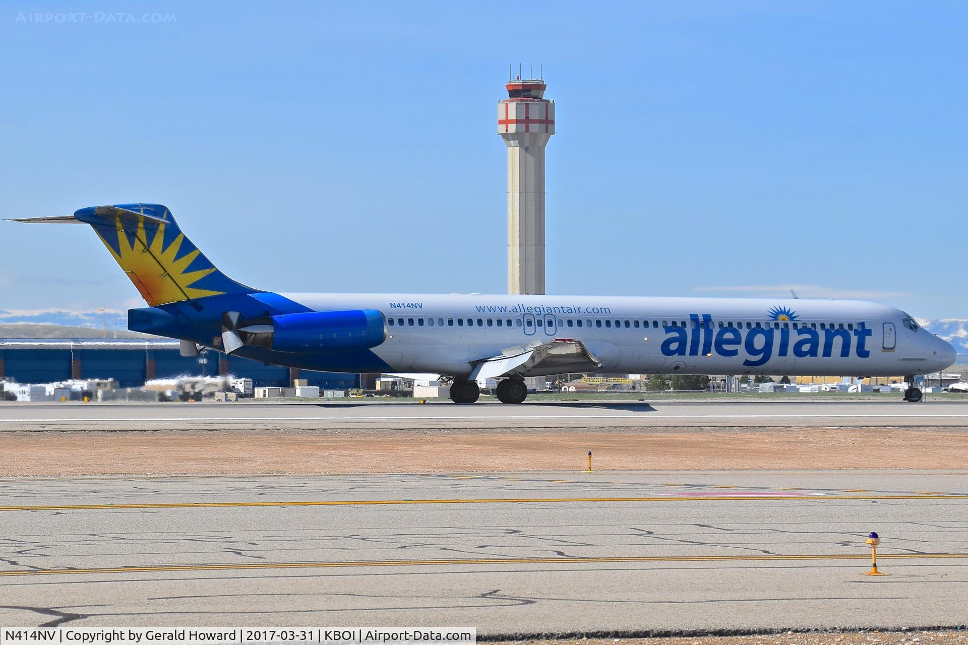 N414NV, 1989 McDonnell Douglas MD-88 C/N 49766, Landing RWY 28R.
