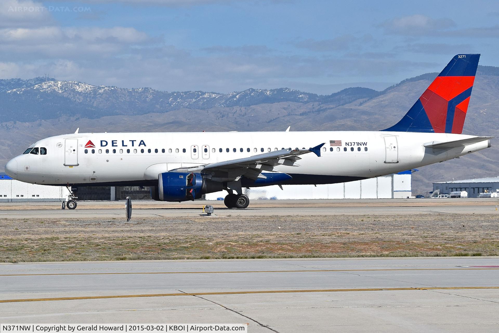 N371NW, 2001 Airbus A320-212 C/N 1535, Landing roll out on RWY 28L.