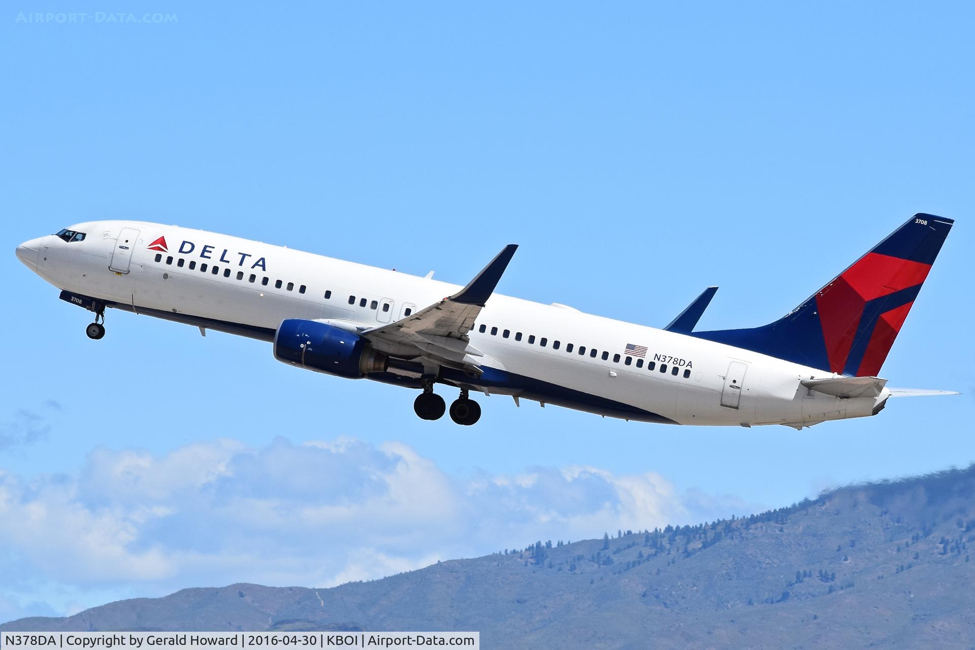 N378DA, 1999 Boeing 737-832 C/N 30265, Departing RWY 28R.
