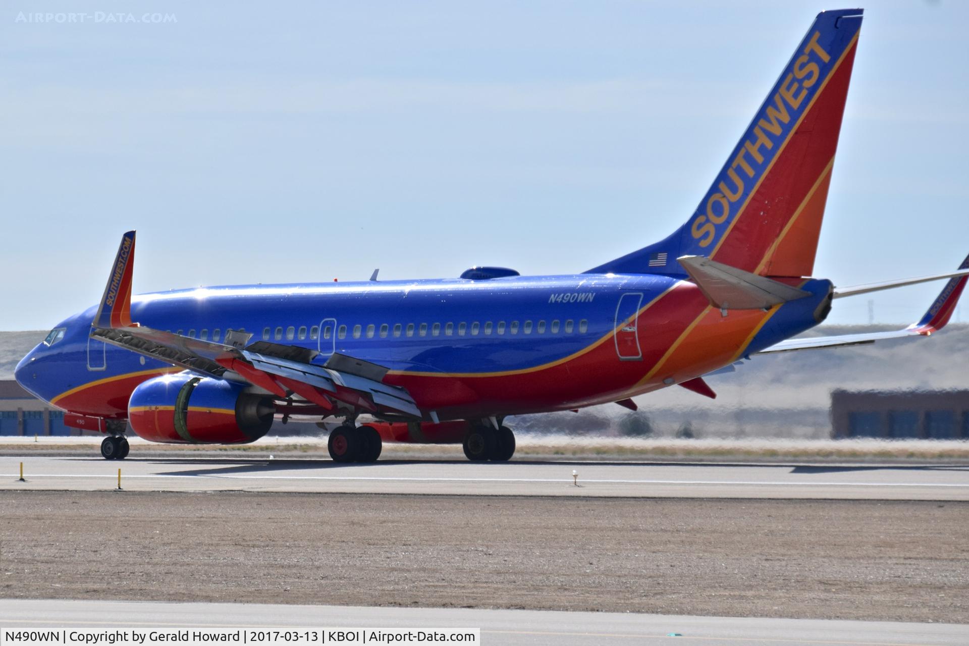 N490WN, 2004 Boeing 737-7H4 C/N 32476, Landing roll out on RWY 10L.