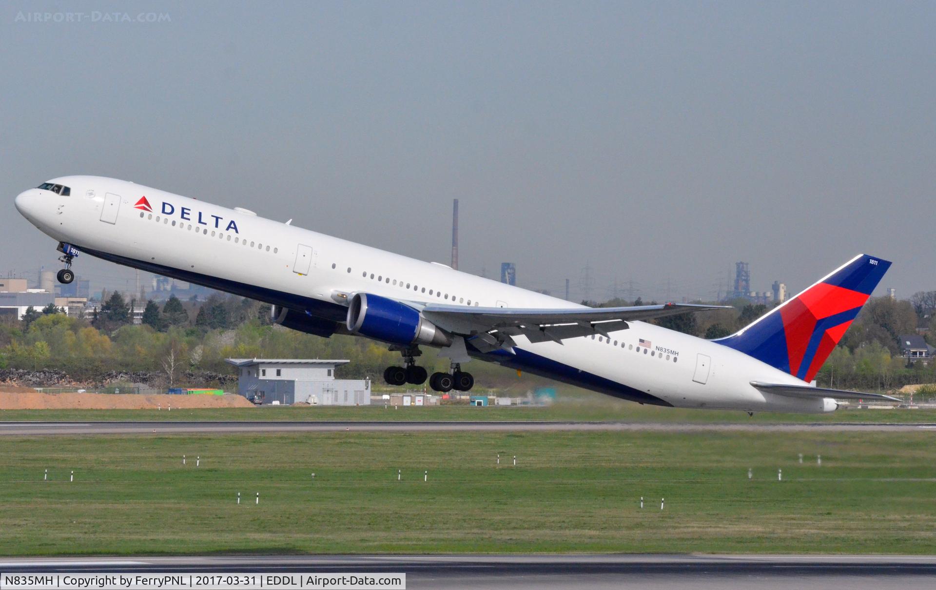 N835MH, 2000 Boeing 767-432/ER C/N 29708, Delta B764 lifting-off from DUS
