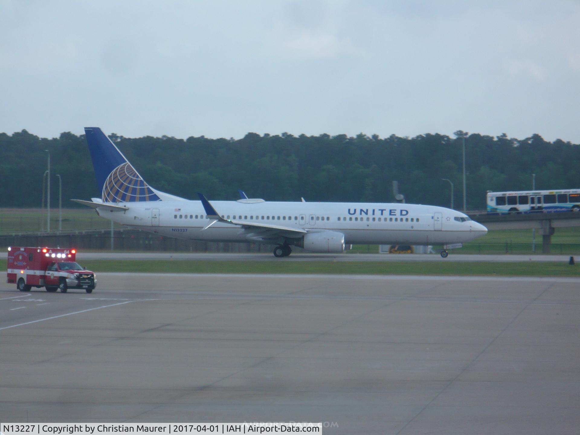 N13227, 1999 Boeing 737-824 C/N 28788, United 737-824