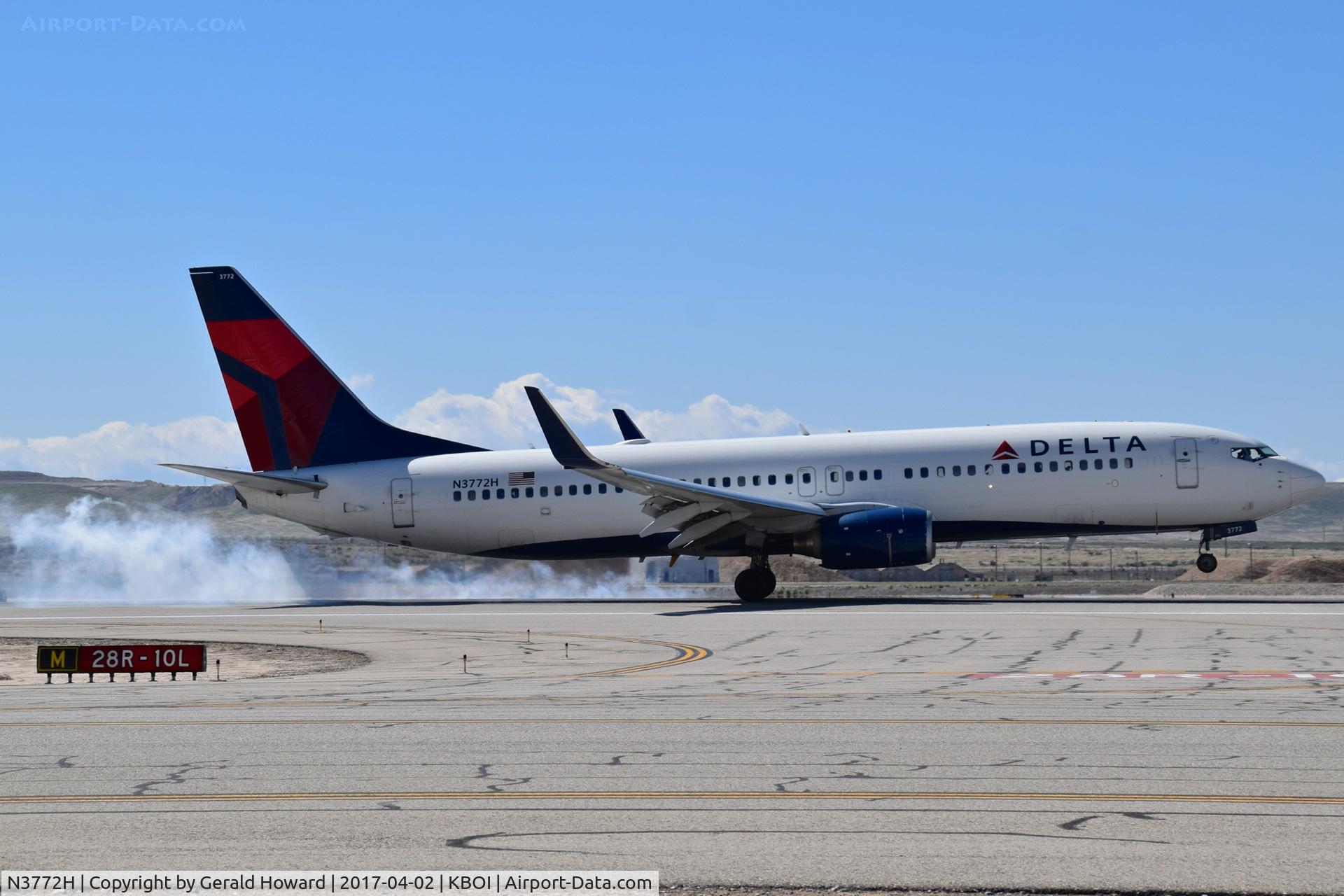 N3772H, 2010 Boeing 737-832 C/N 30823, Landing RWY 28R.