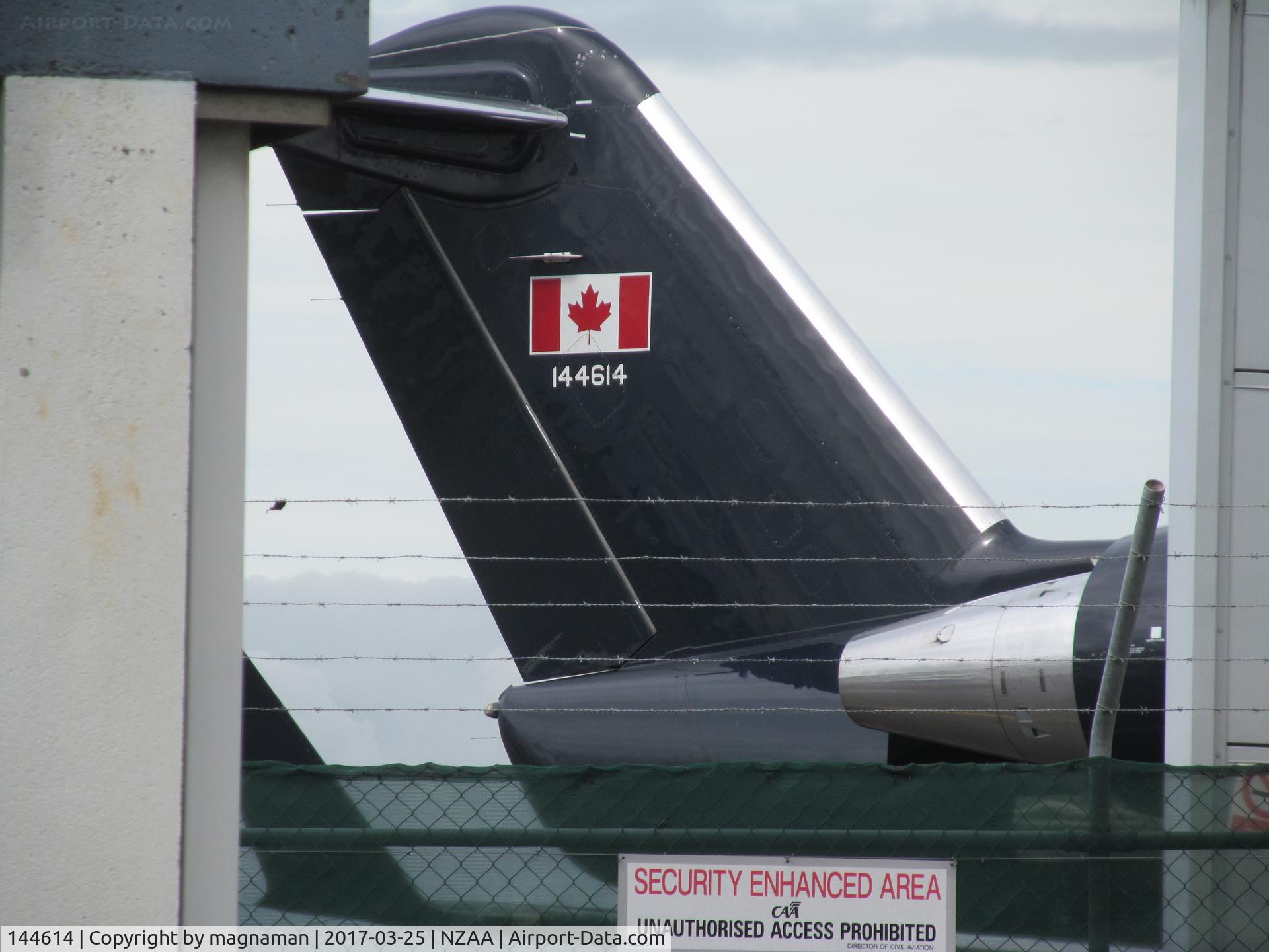 144614, 1986 Canadair CC-144B Challenger (601/CL-600-2A12) C/N 3036, Glimpse in between buildings at AKL