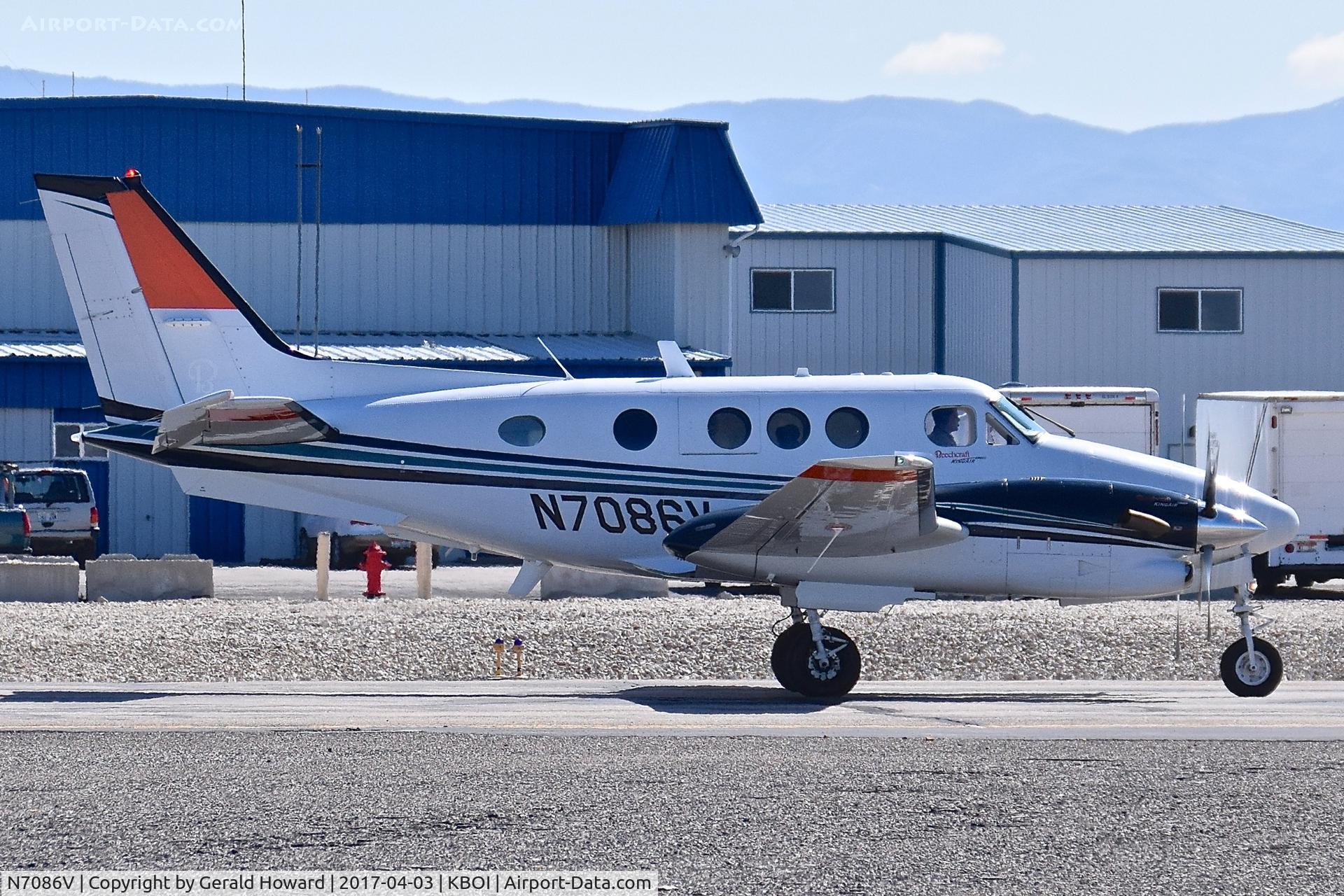 N7086V, Raytheon C90GT King Air C/N LJ-1786, Taxiing out from the NIFC ramp.