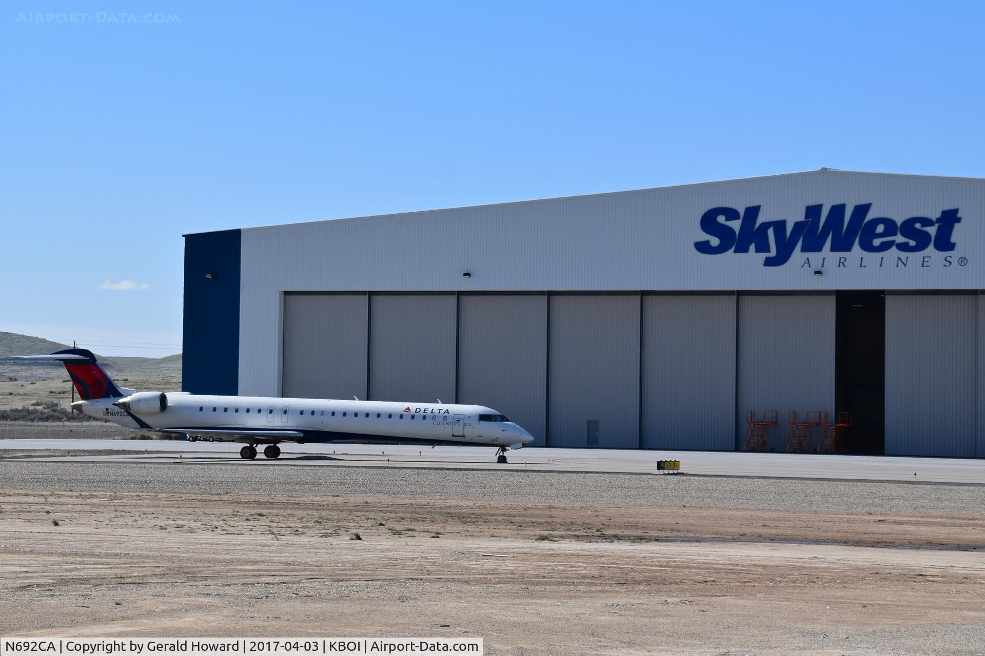 N692CA, 2006 Bombardier CRJ-900ER (CL-600-2D24) C/N 15092, Awaiting maintenance at the Skywest hanger.