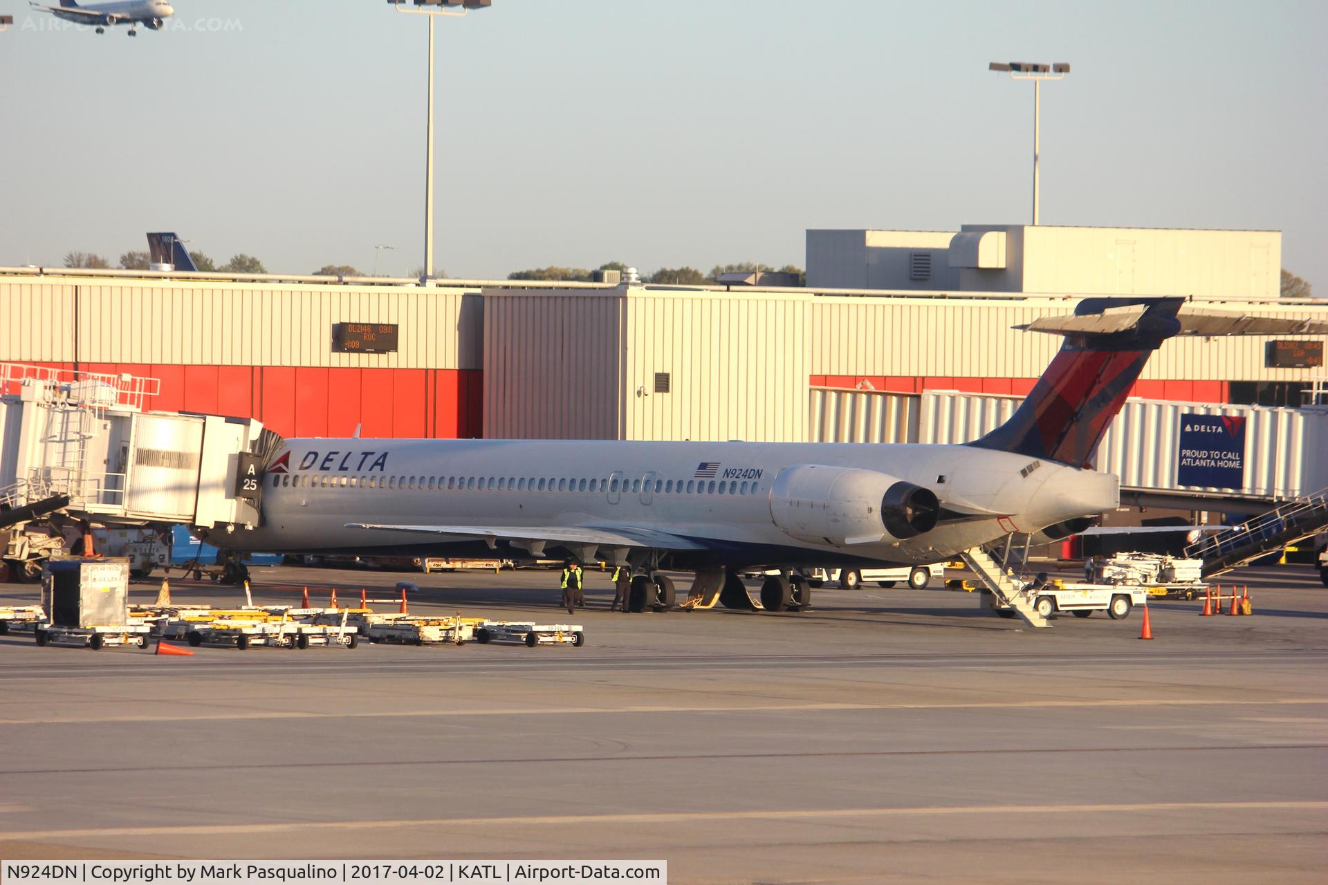 N924DN, 1998 McDonnell Douglas MD-90-30 C/N 53586, MD-90-30