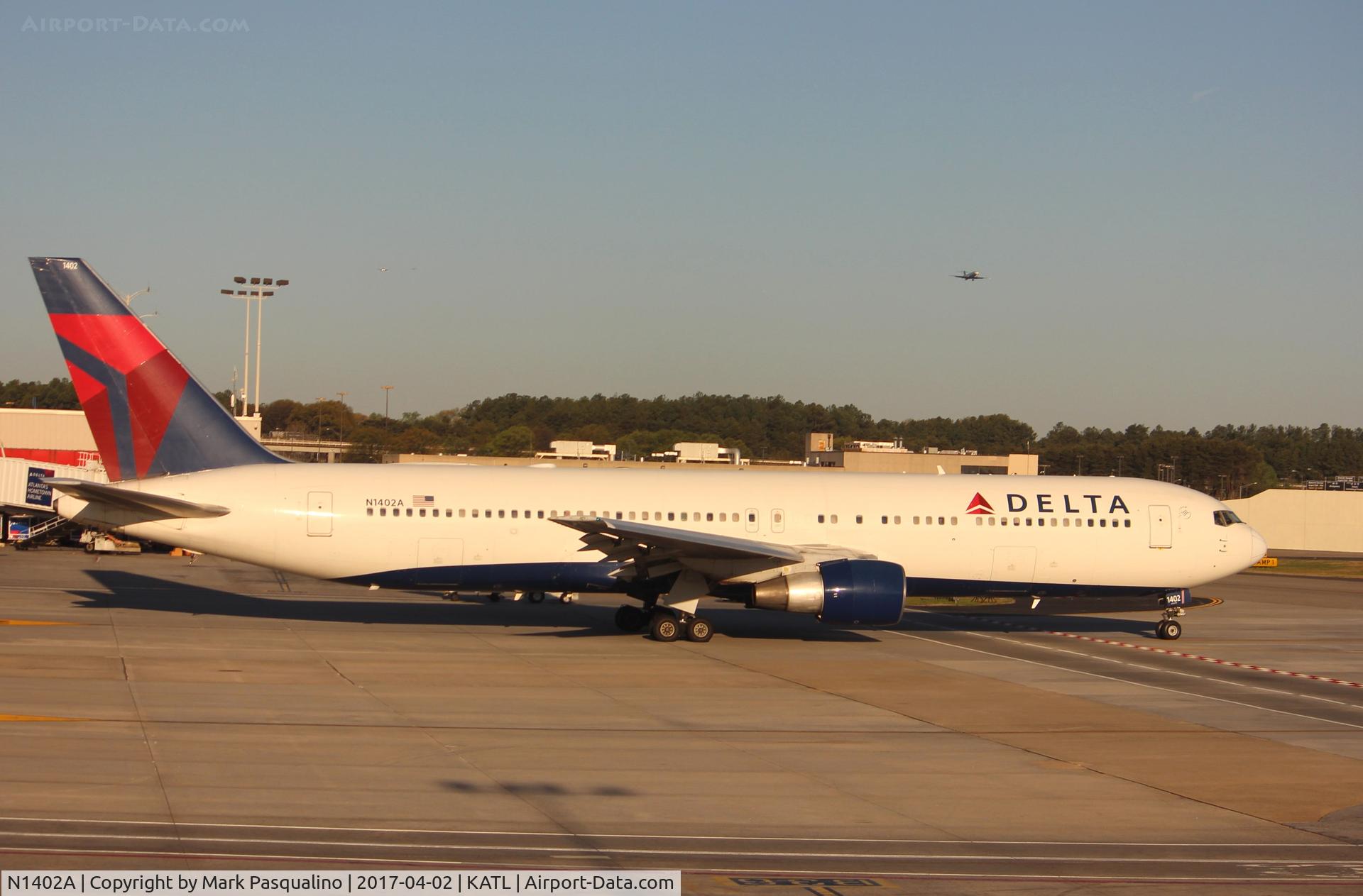 N1402A, 1993 Boeing 767-332 C/N 25989, Boeing 767-300
