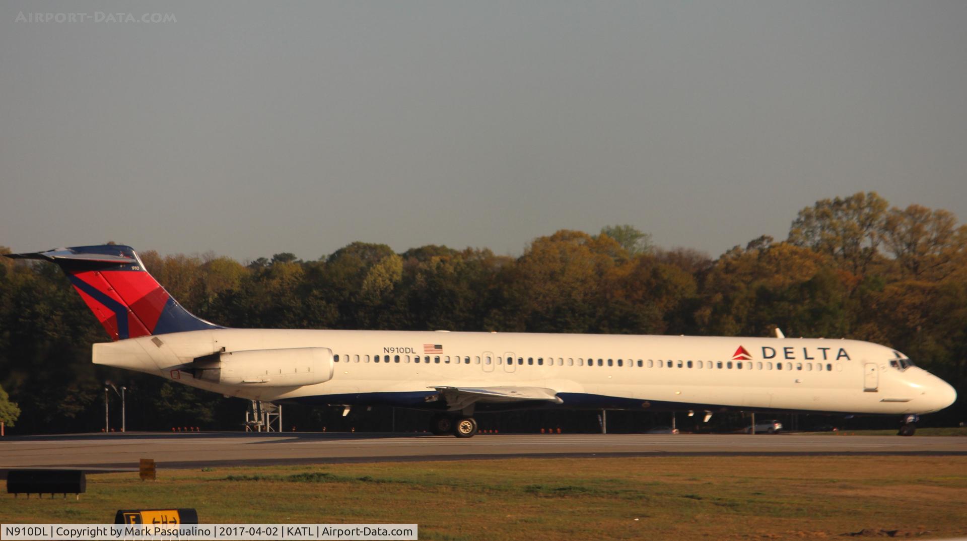 N910DL, 1987 McDonnell Douglas MD-88 C/N 49541, MD-88