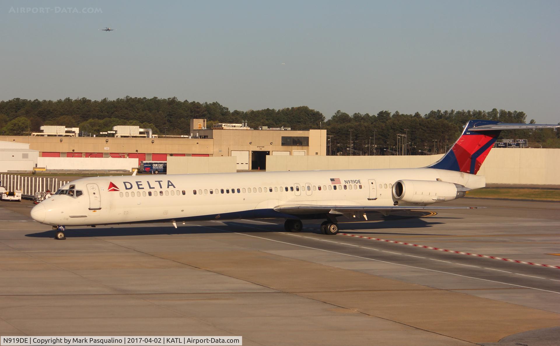 N919DE, 1993 McDonnell Douglas MD-88 C/N 53422, MD-88