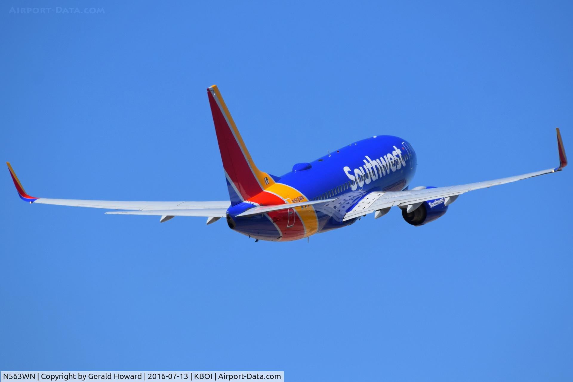 N563WN, 2005 Boeing 737-752 C/N 34296, Departing RWY 28R.