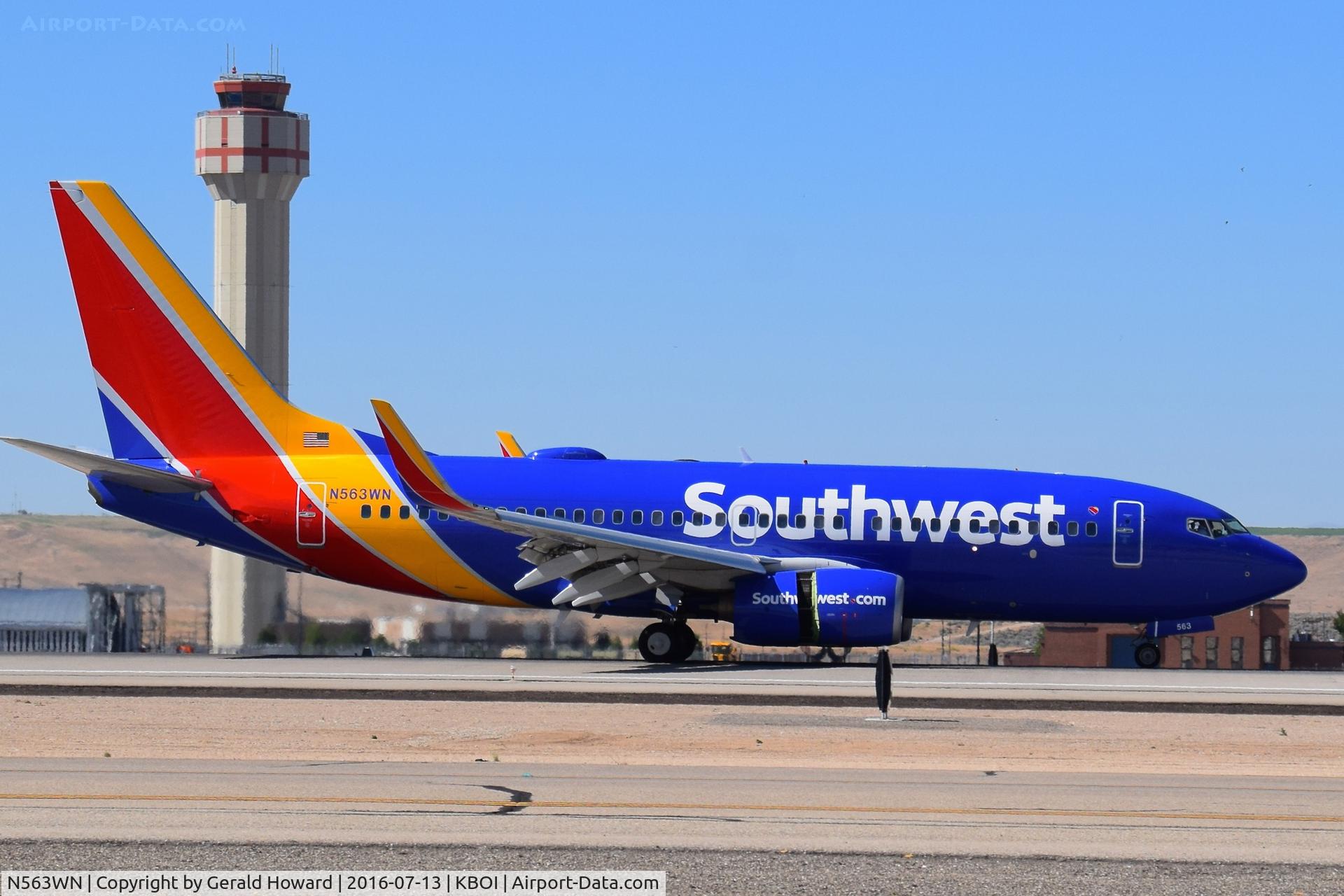 N563WN, 2005 Boeing 737-752 C/N 34296, Landing RWY 28R.