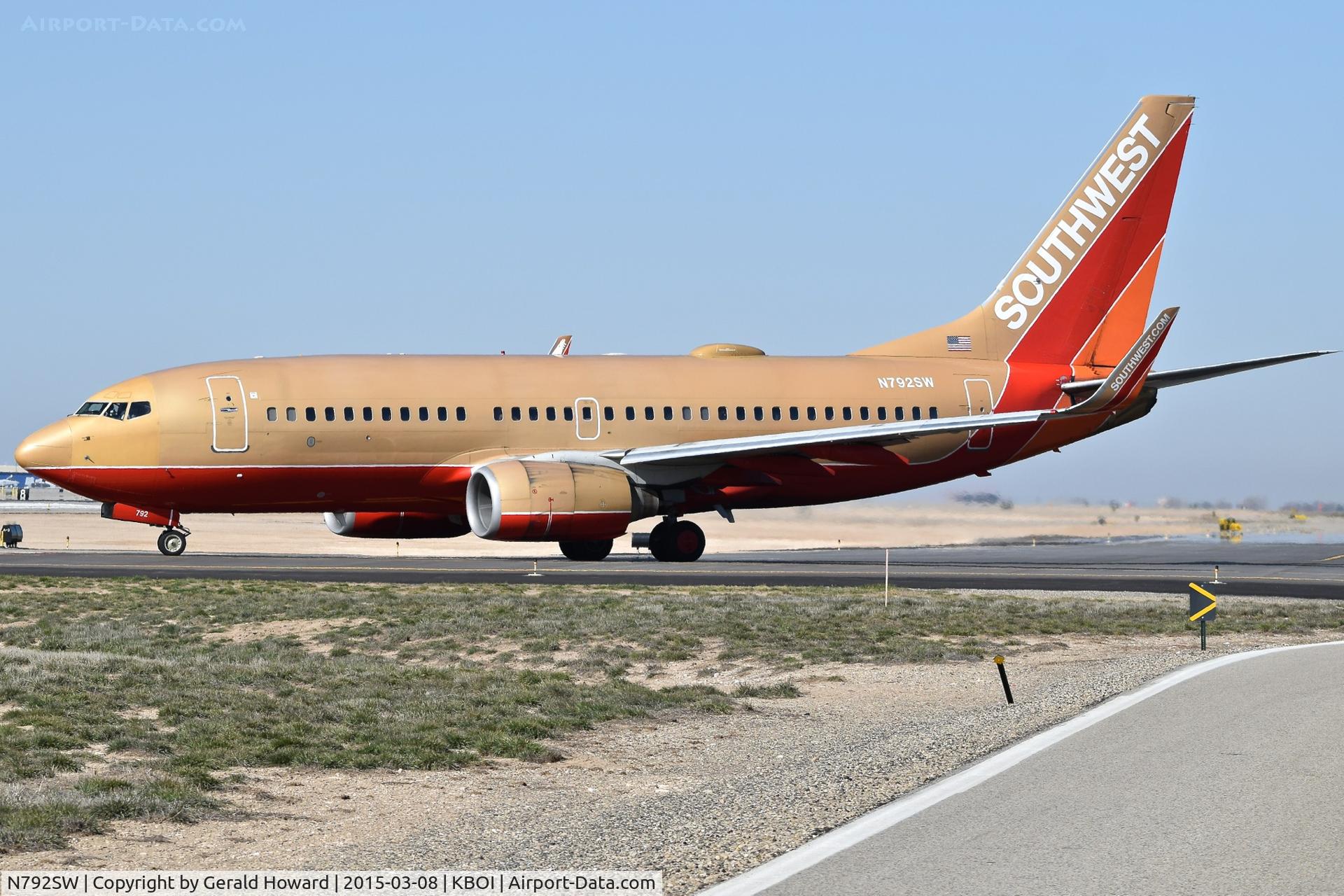 N792SW, 2000 Boeing 737-7H4 C/N 27887, On Alpha awaiting clearance for RWY 28R.