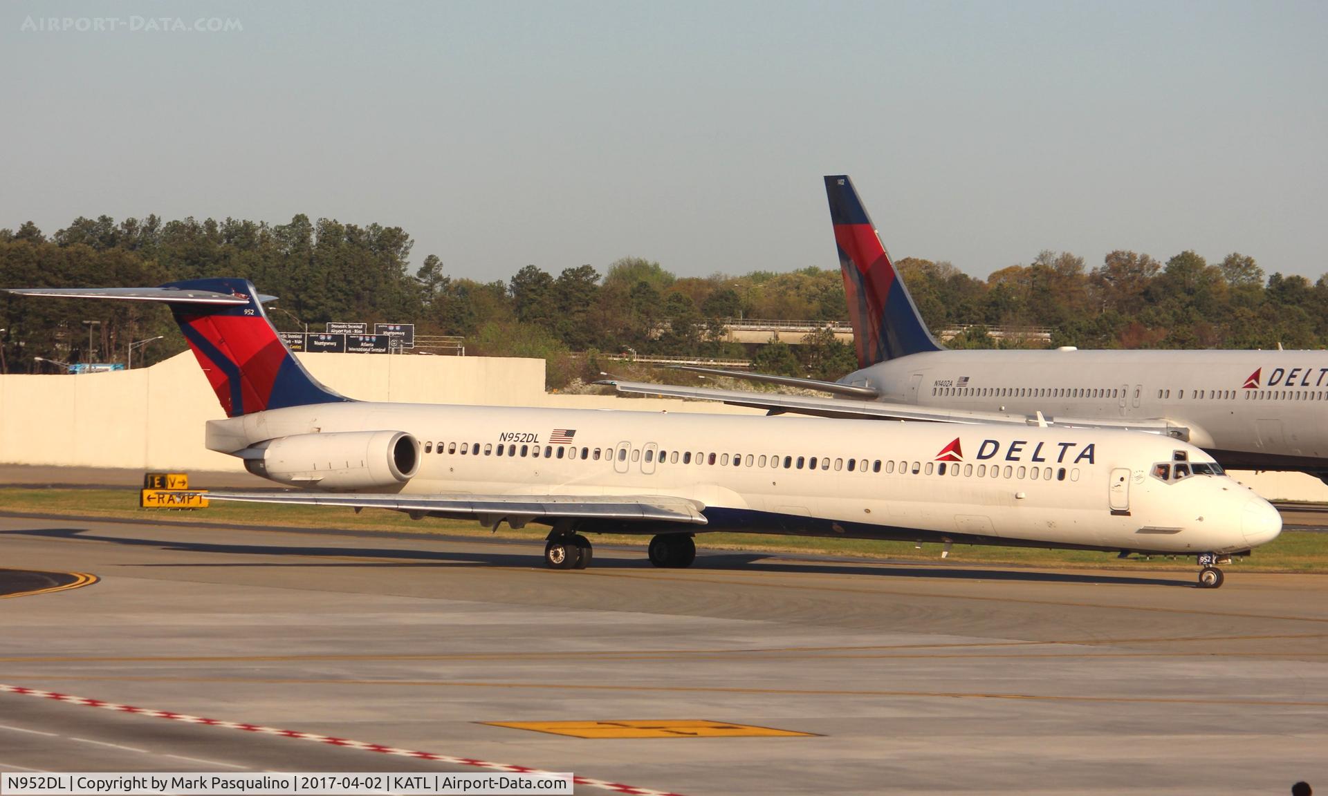N952DL, 1990 McDonnell Douglas MD-88 C/N 49883, MD-88