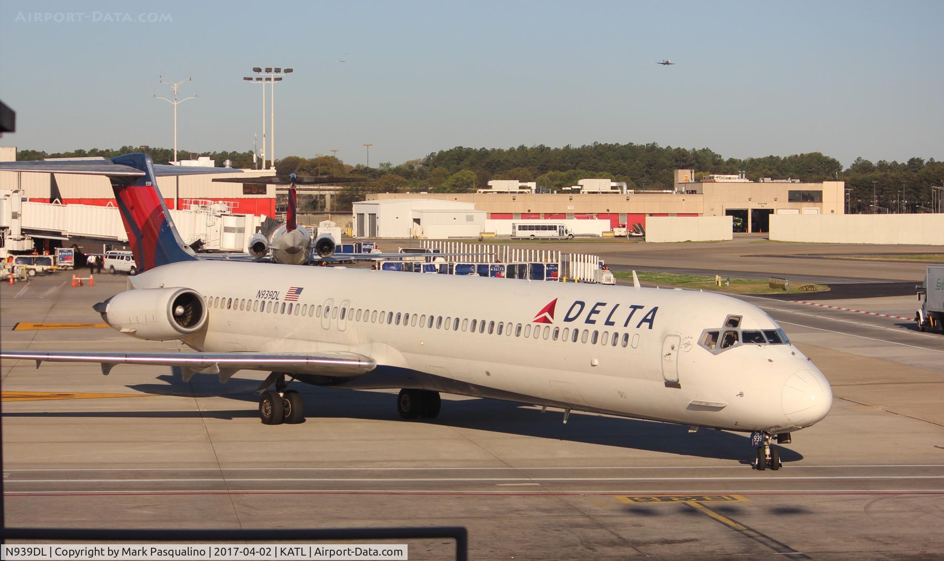 N939DL, 1989 McDonnell Douglas MD-88 C/N 49812, MD-88