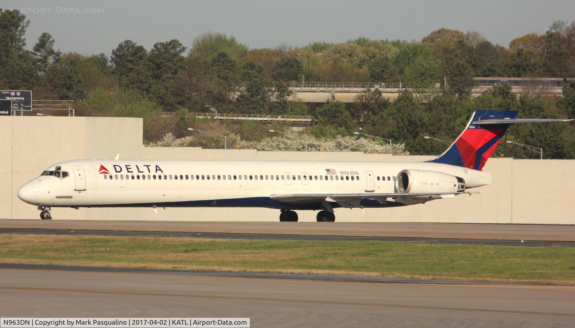 N963DN, 1998 McDonnell Douglas MD-90-30 C/N 53533, MD-90-30