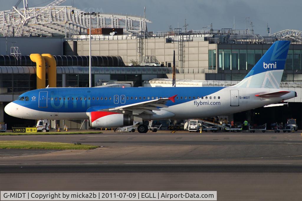G-MIDT, 2001 Airbus A320-232 C/N 1418, Taxiing