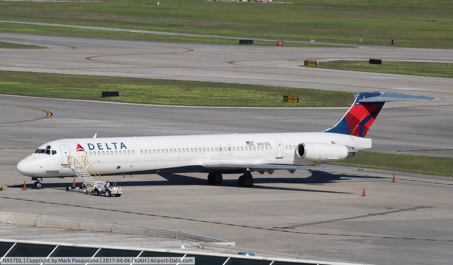 N957DL, 1990 McDonnell Douglas MD-88 C/N 49976, MD-88
