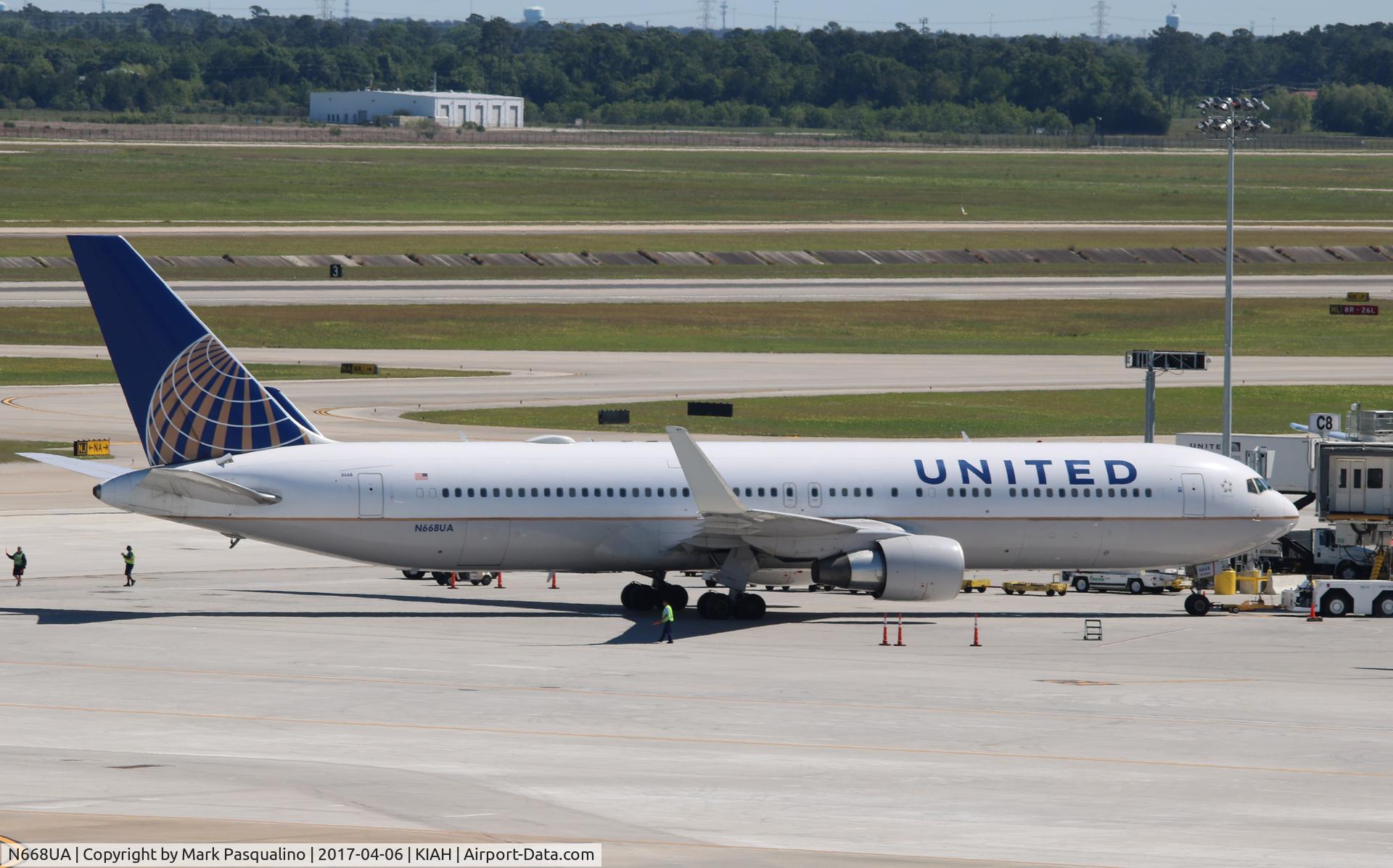N668UA, 1999 Boeing 767-322 C/N 30024, Boeing 767-300