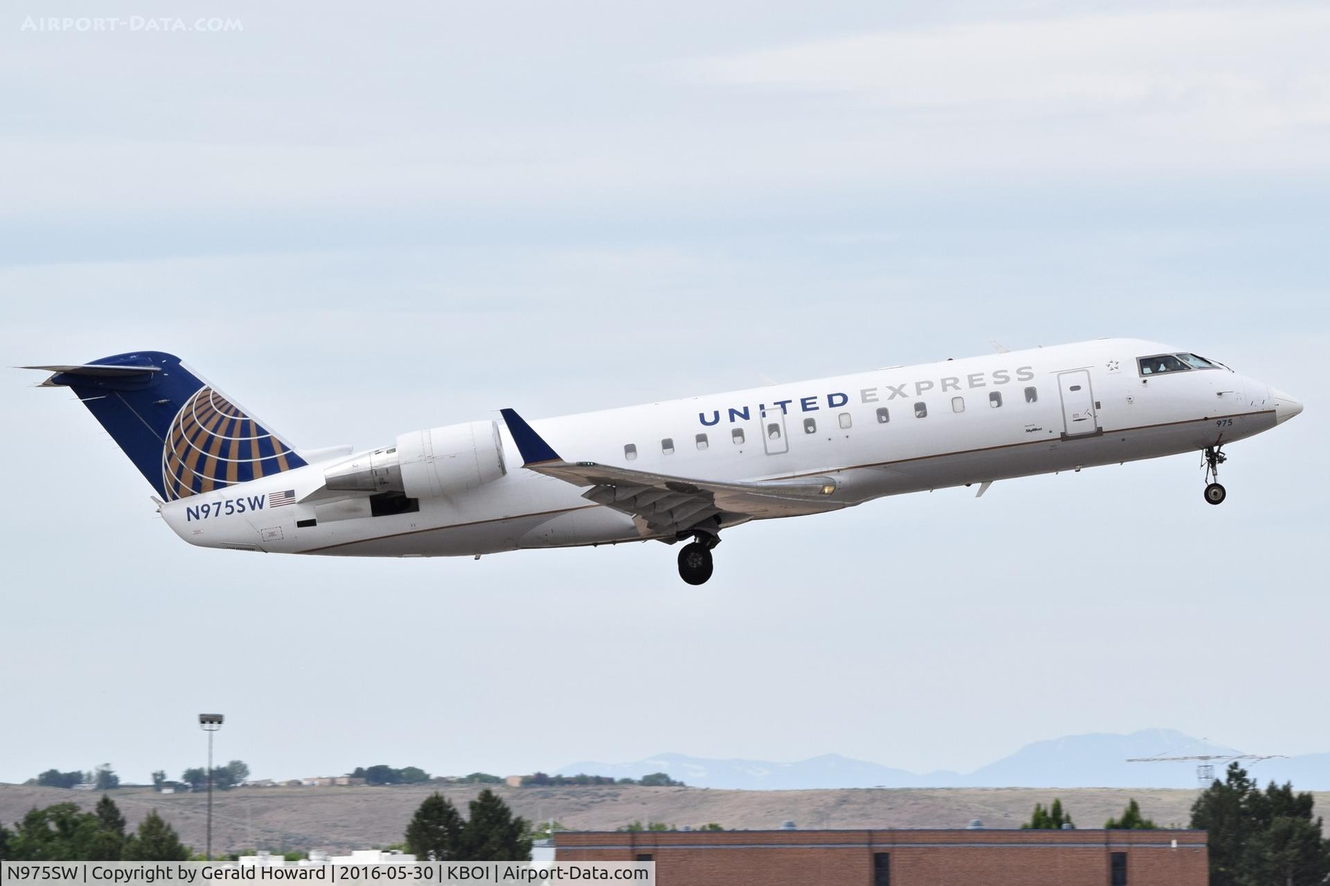 N975SW, 2004 Bombardier CRJ-200ER (CL-600-2B19) C/N 7951, Departing RWY 28R.