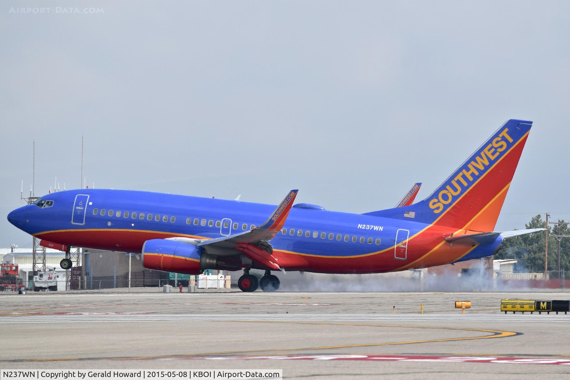 N237WN, 2006 Boeing 737-7H4 C/N 34632, Touch down on RWY 28R.