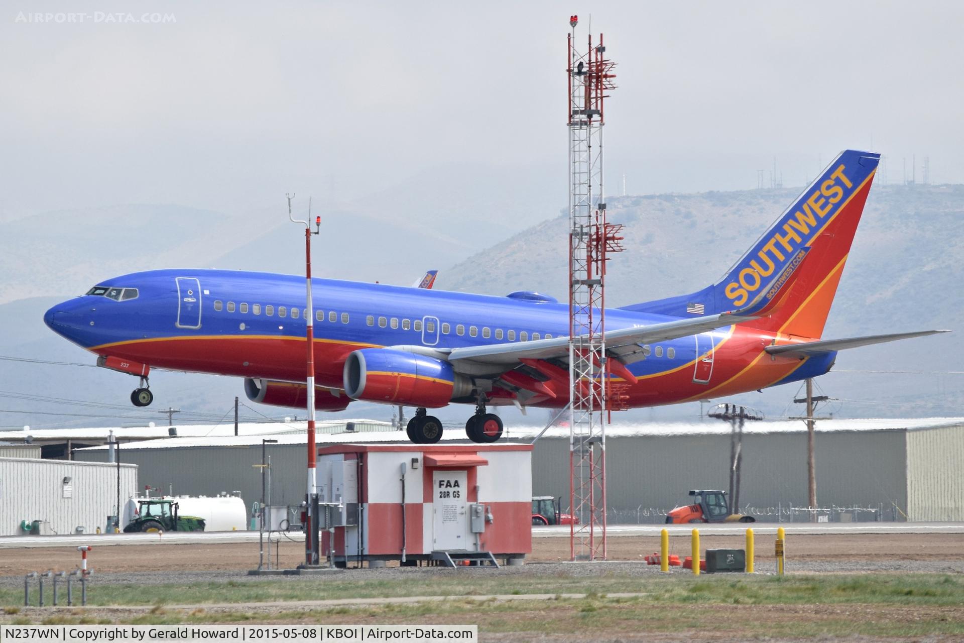 N237WN, 2006 Boeing 737-7H4 C/N 34632, Final approach for RWY 28R.