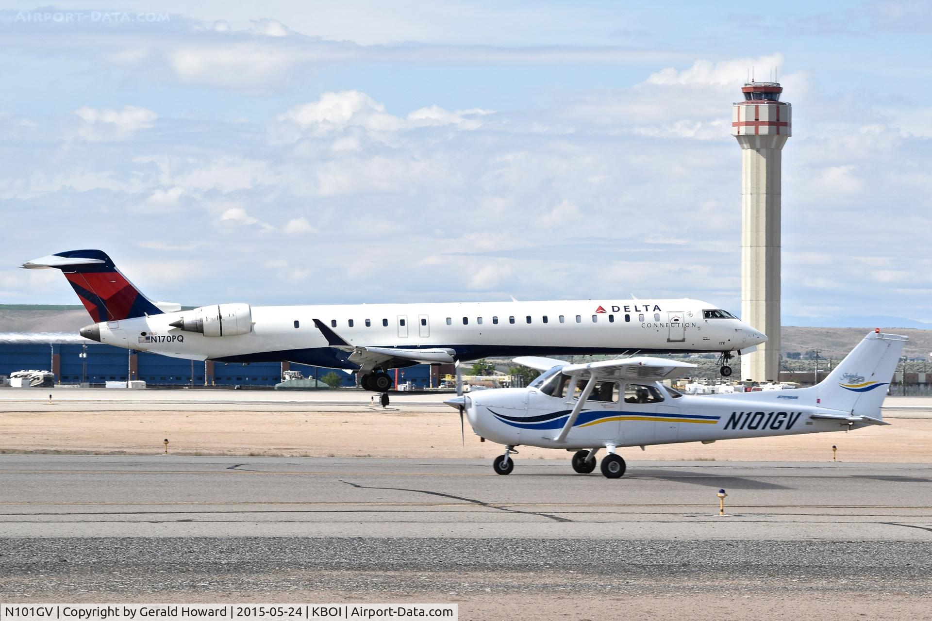 N101GV, 1998 Cessna 172S C/N 172S8021, Taxiing on Alpha for RWY 28R.