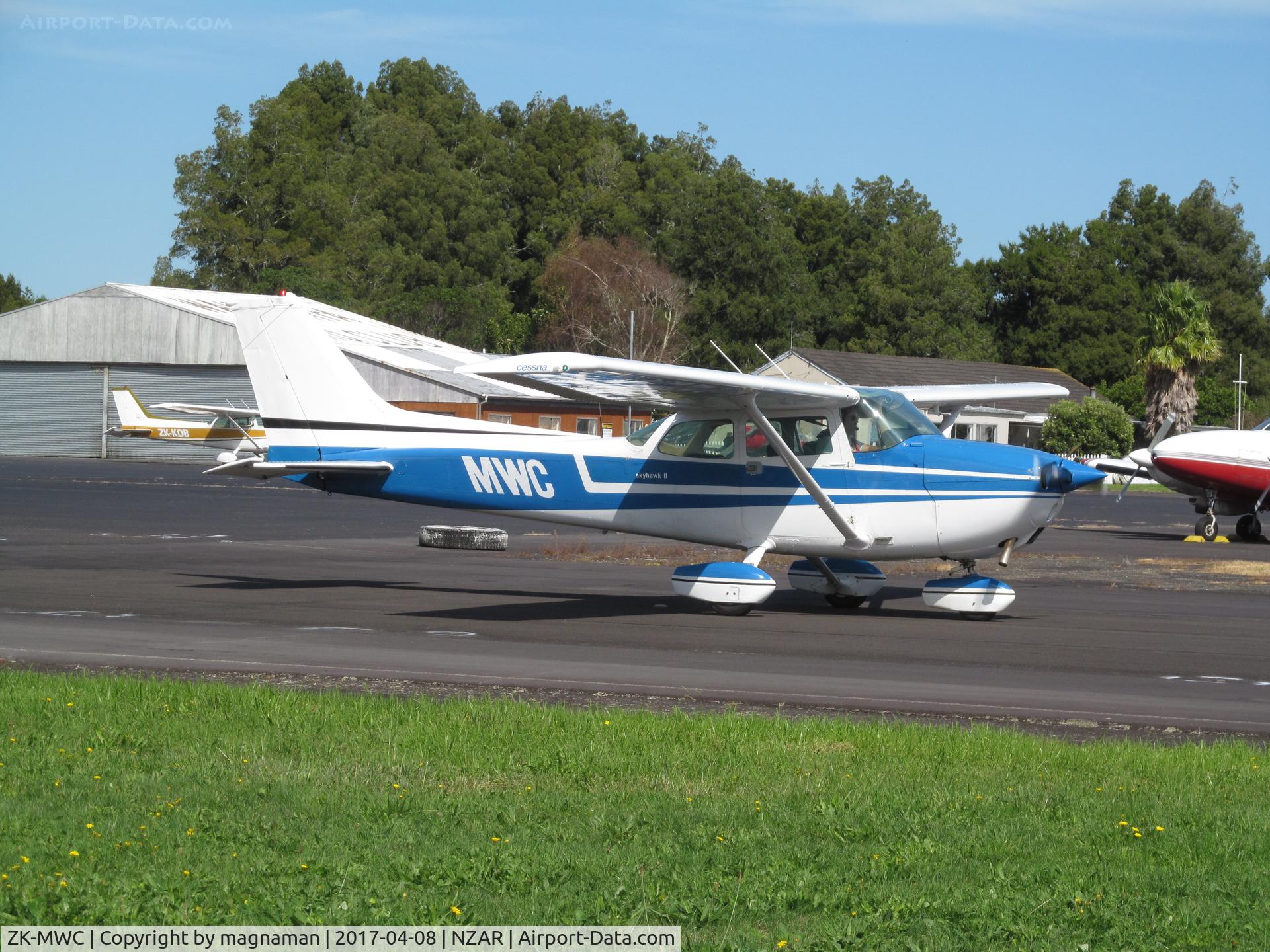 ZK-MWC, Cessna 172M C/N 17266349, taxying out