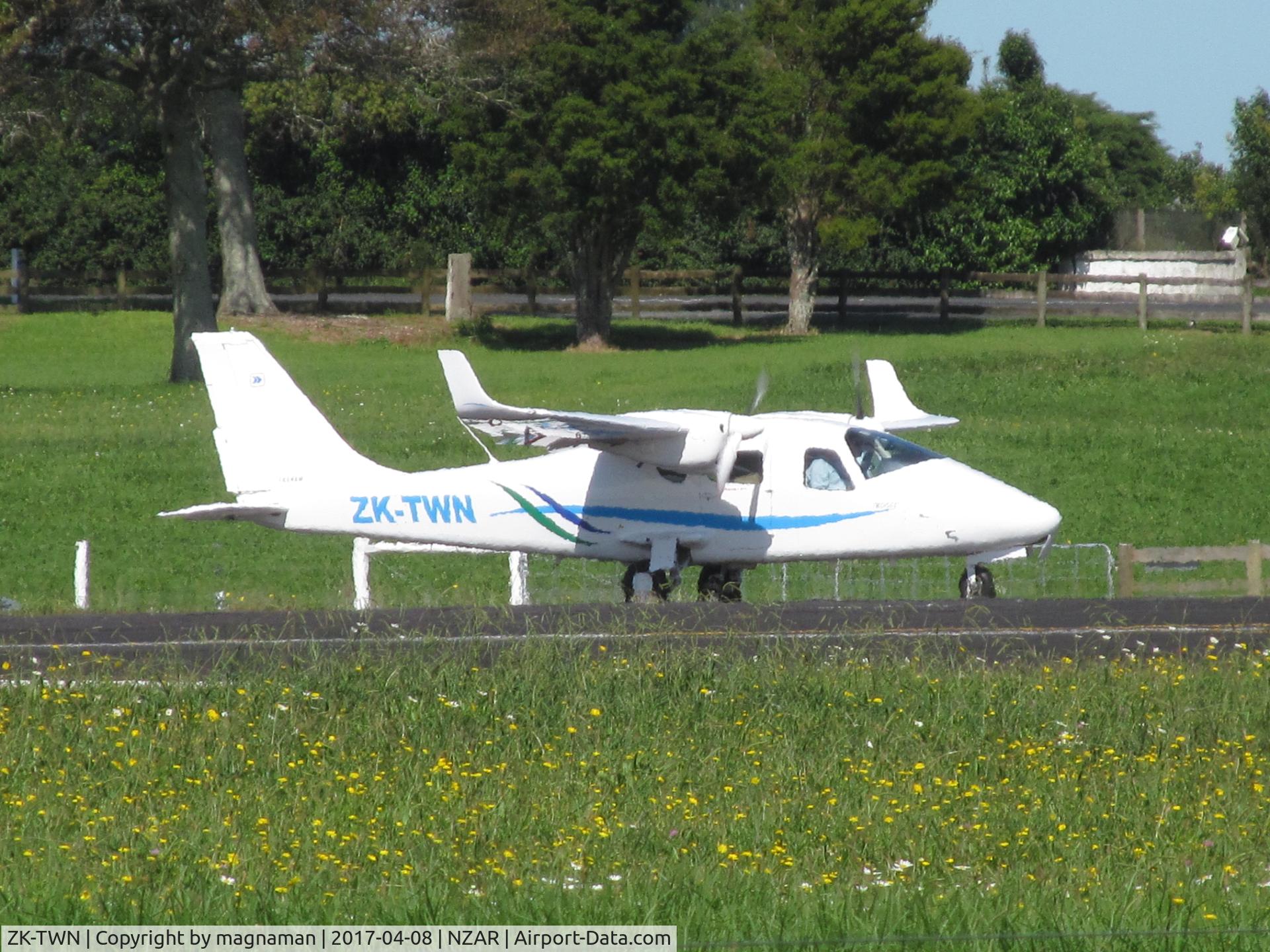 ZK-TWN, Tecnam P-2006T C/N 052, taxying for take off