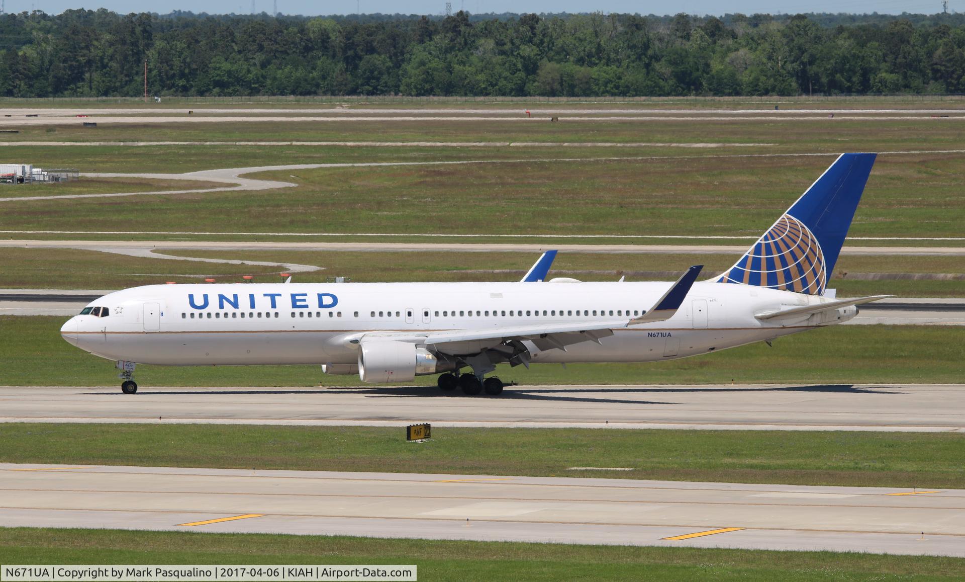 N671UA, 1999 Boeing 767-322 C/N 30026, Boeing 767-300