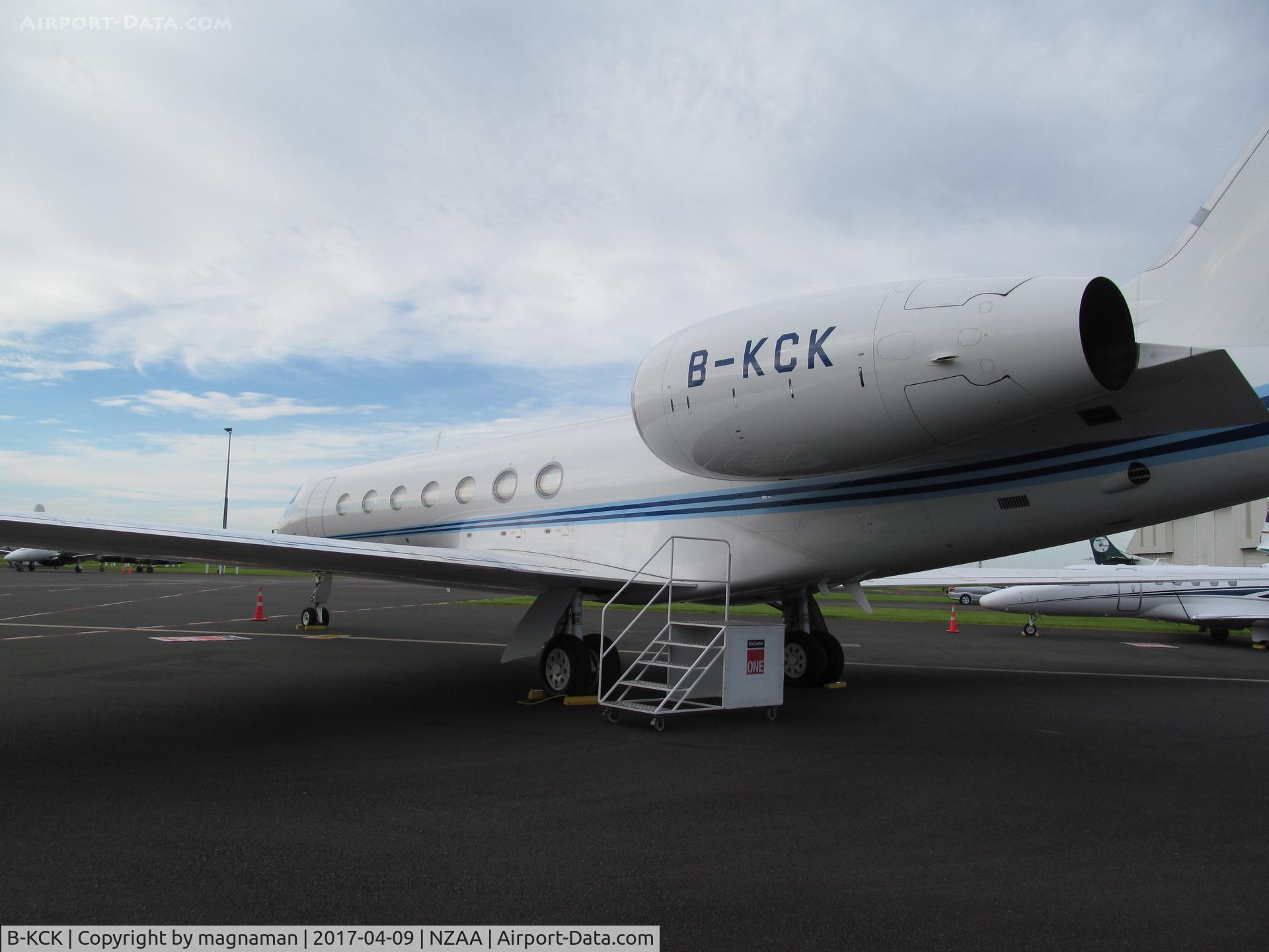 B-KCK, 2009 Gulfstream Aerospace GV-SP (G550) C/N 5228, through wire fence