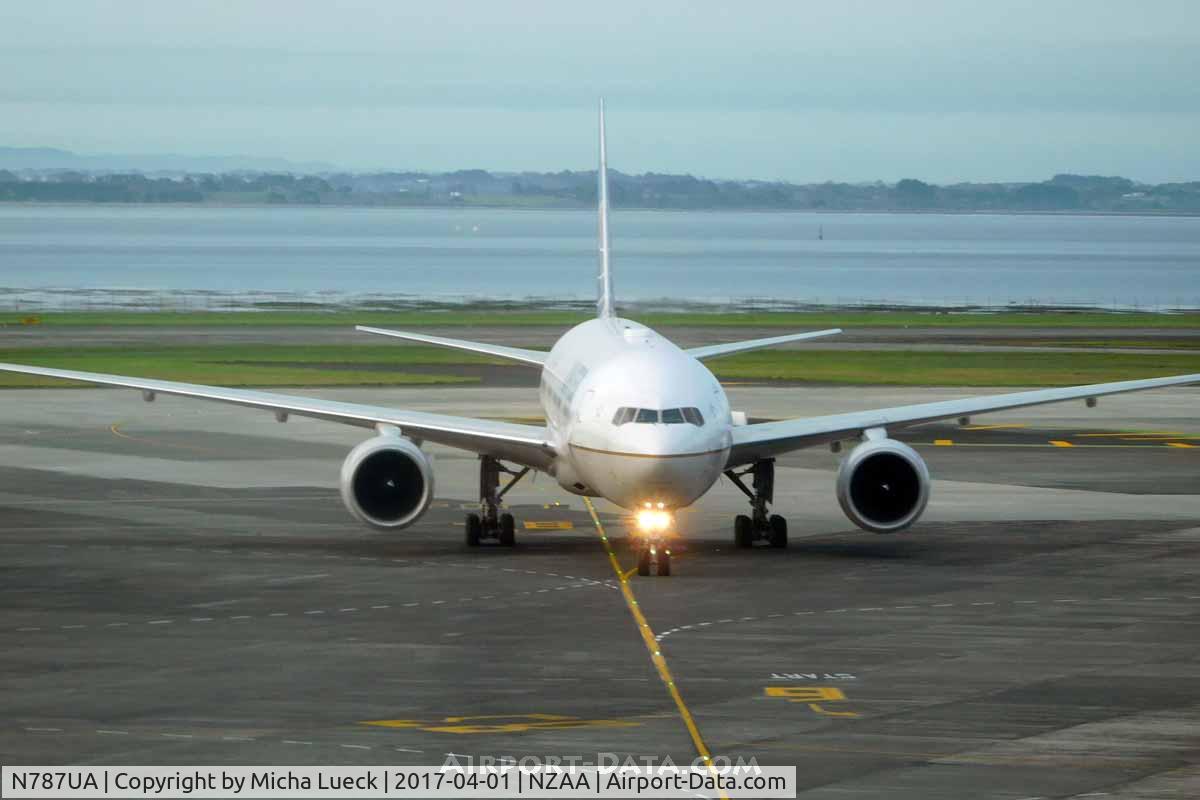 N787UA, 1997 Boeing 777-222 C/N 26939, At Auckland