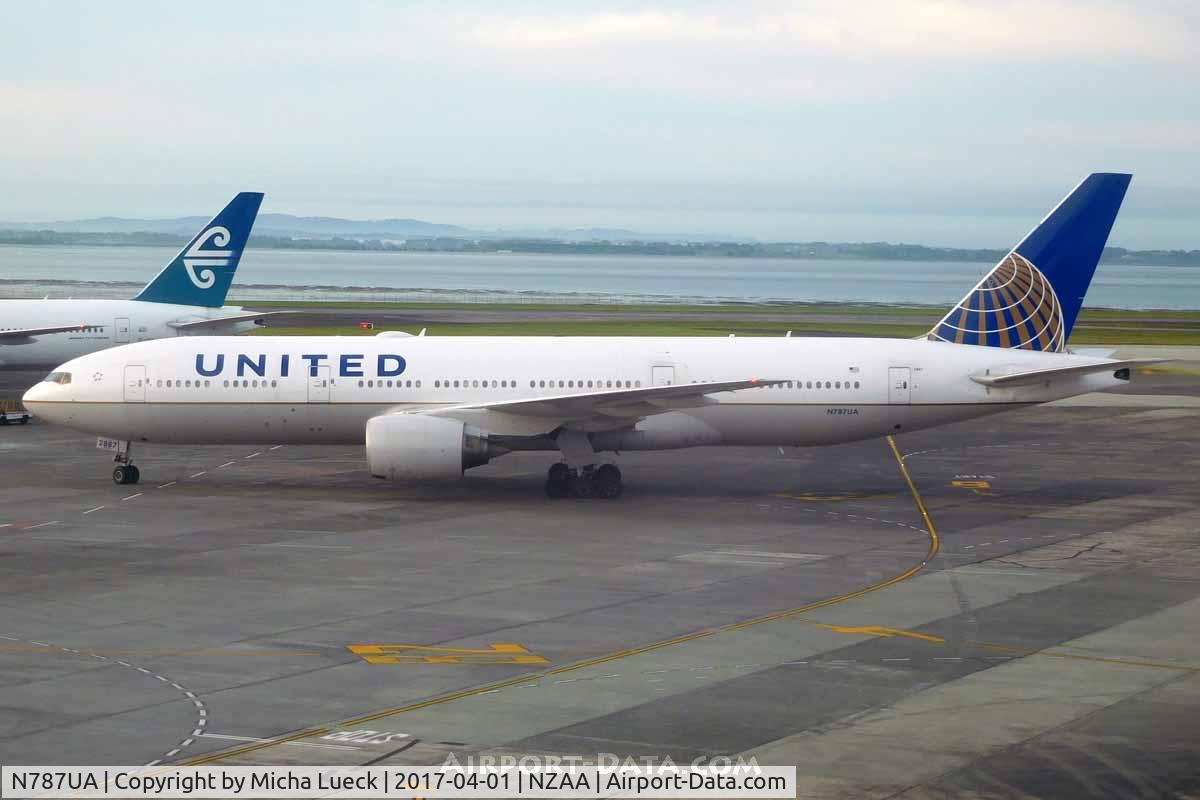N787UA, 1997 Boeing 777-222 C/N 26939, At Auckland