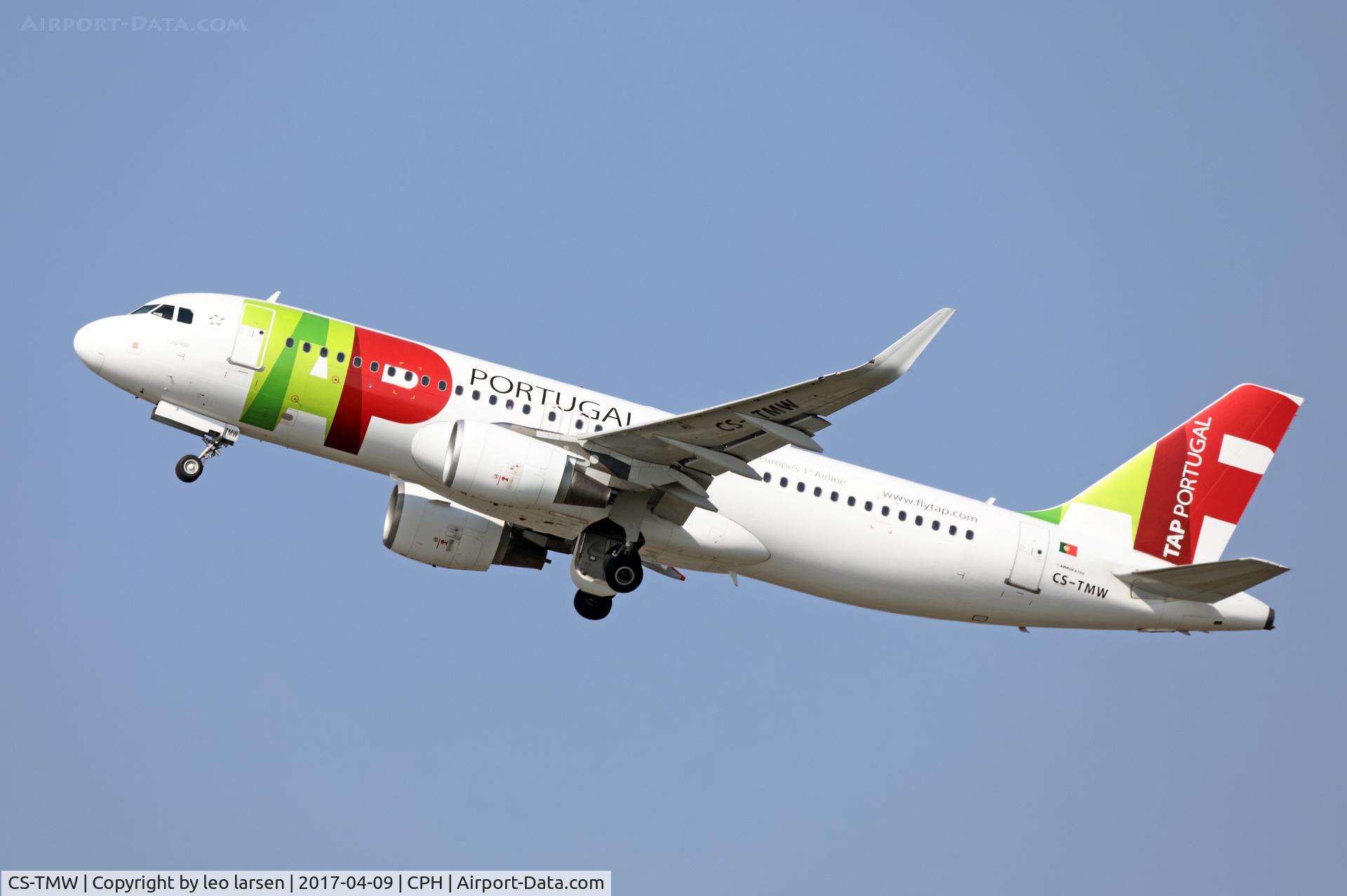 CS-TMW, 2001 Airbus A320-214 C/N 1667, Copenhagen 9.4.2017 now with winglets