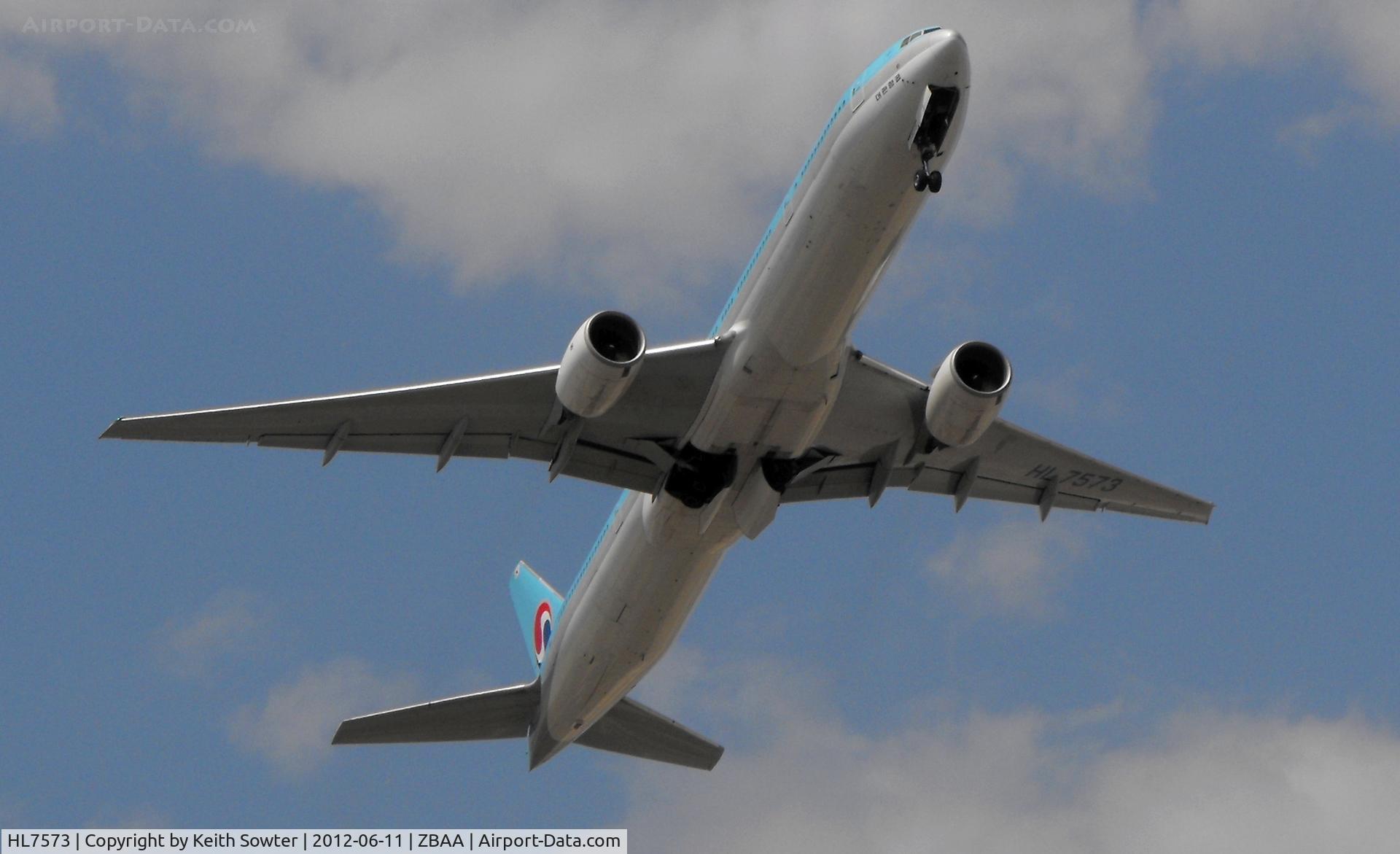 HL7573, 2000 Boeing 777-3B5 C/N 27952, Climbing away