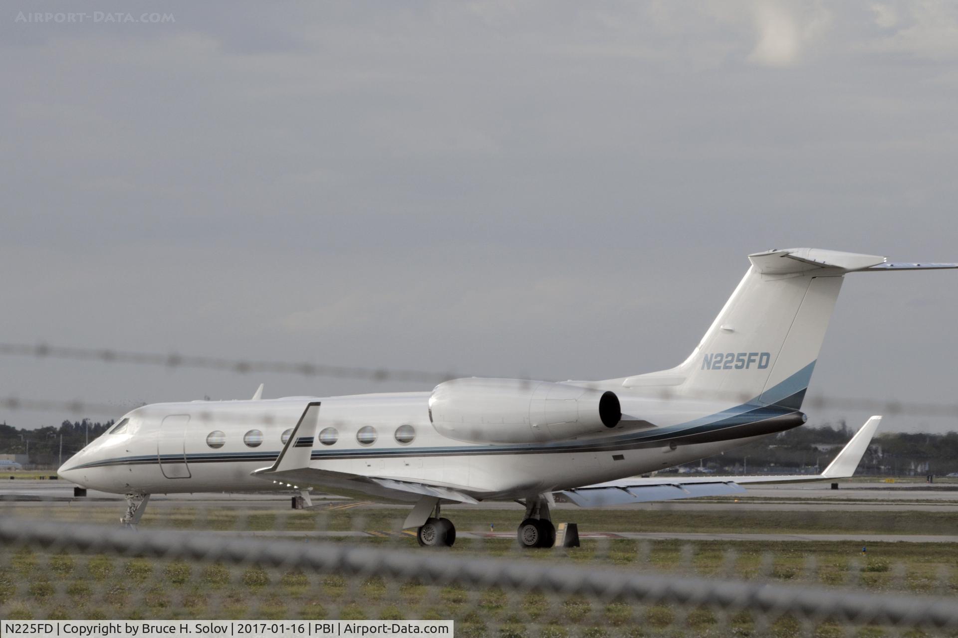 N225FD, 2006 Gulfstream Aerospace GIV-X (G450) C/N 4053, waiting on the tarmac