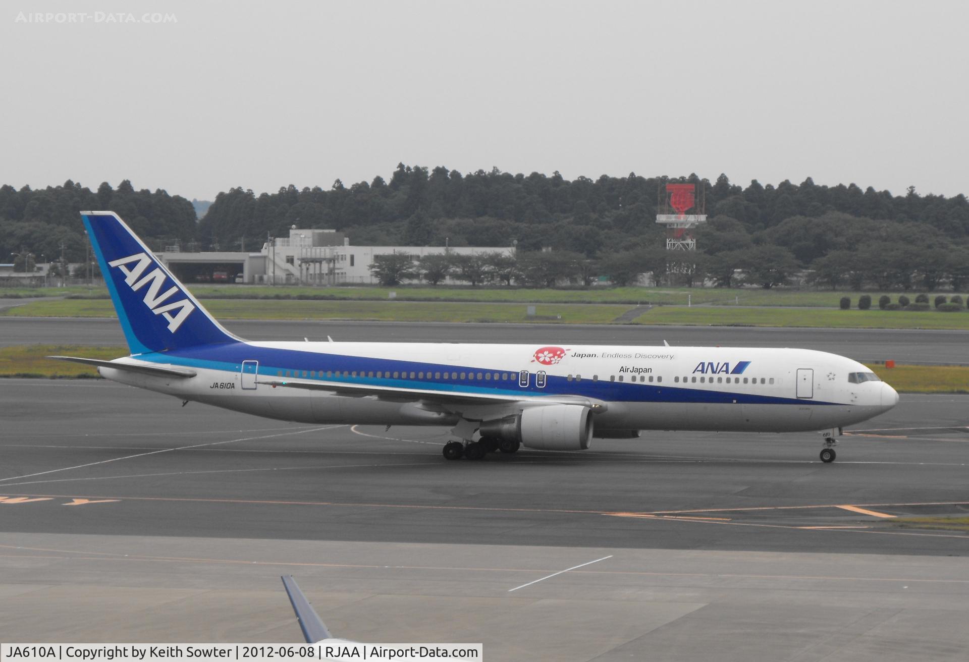 JA610A, 2002 Boeing 767-381/ER C/N 32979, Taxying for departure