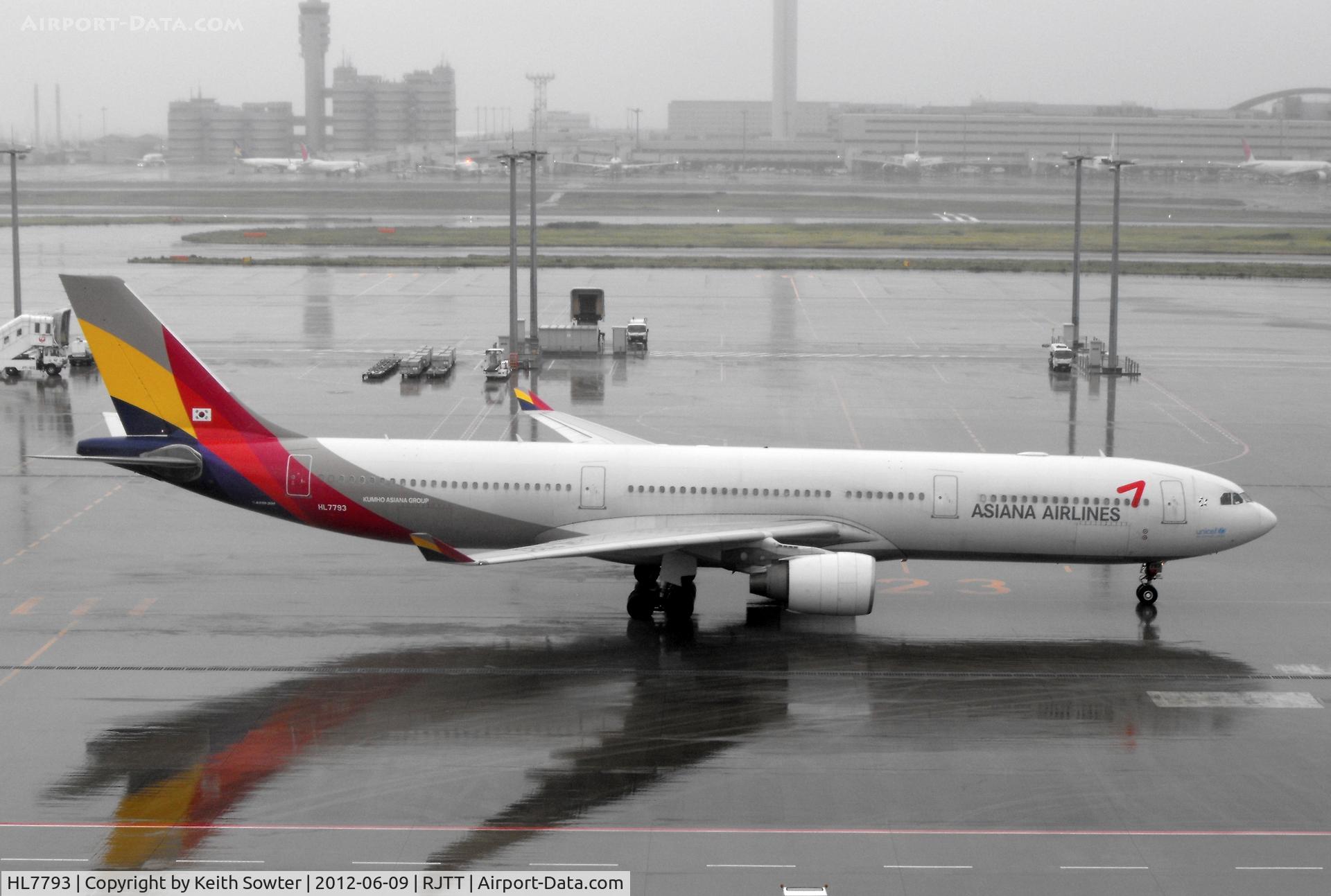 HL7793, 2009 Airbus A330-323E C/N 1055, Taxying to stand
